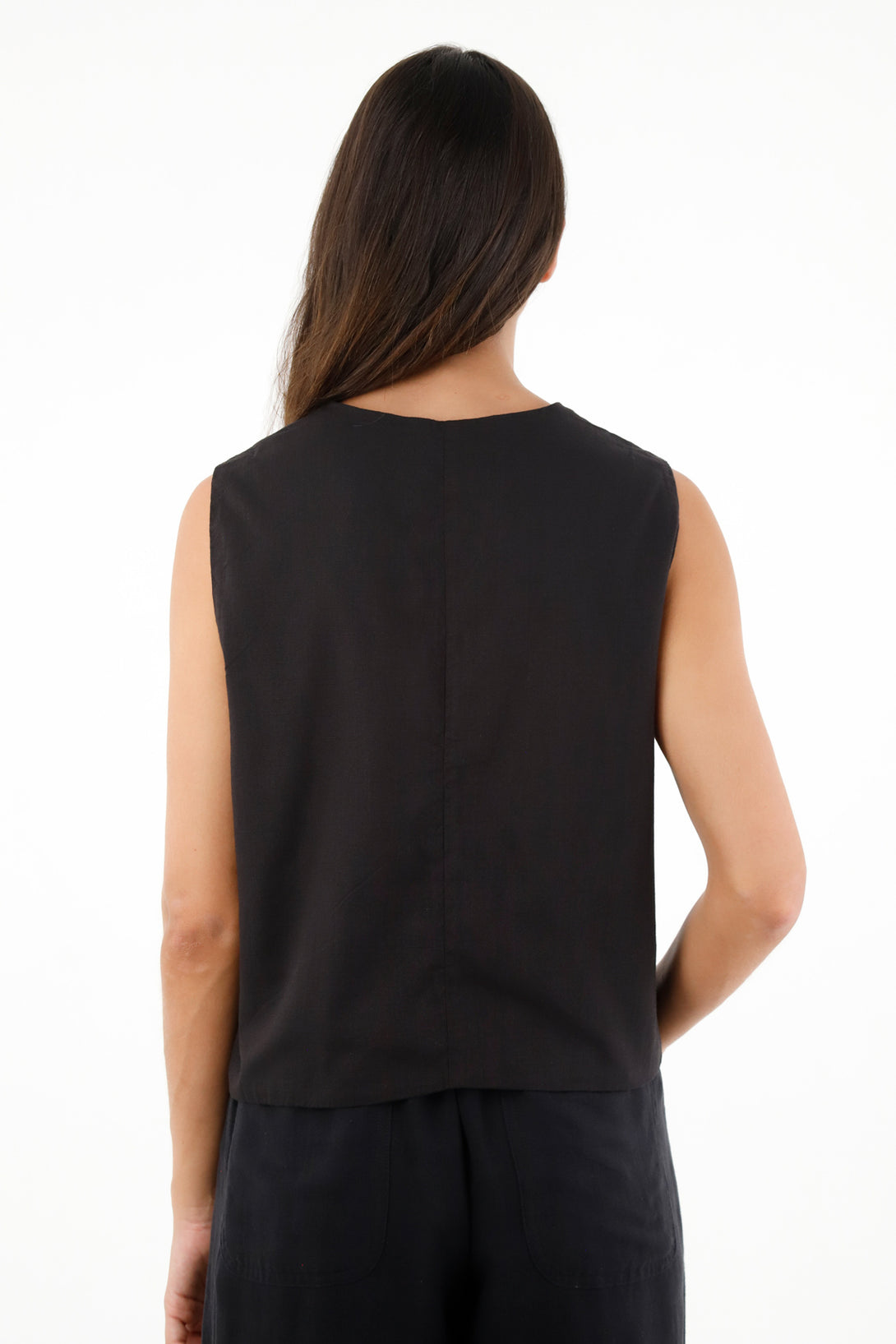 Camisa negra cuello redondo con ruedo asimétrico para mujer