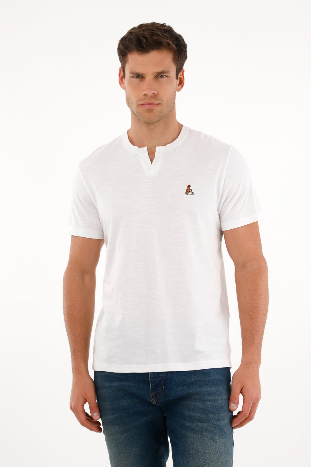 Camiseta blanca con abertura en V para hombre