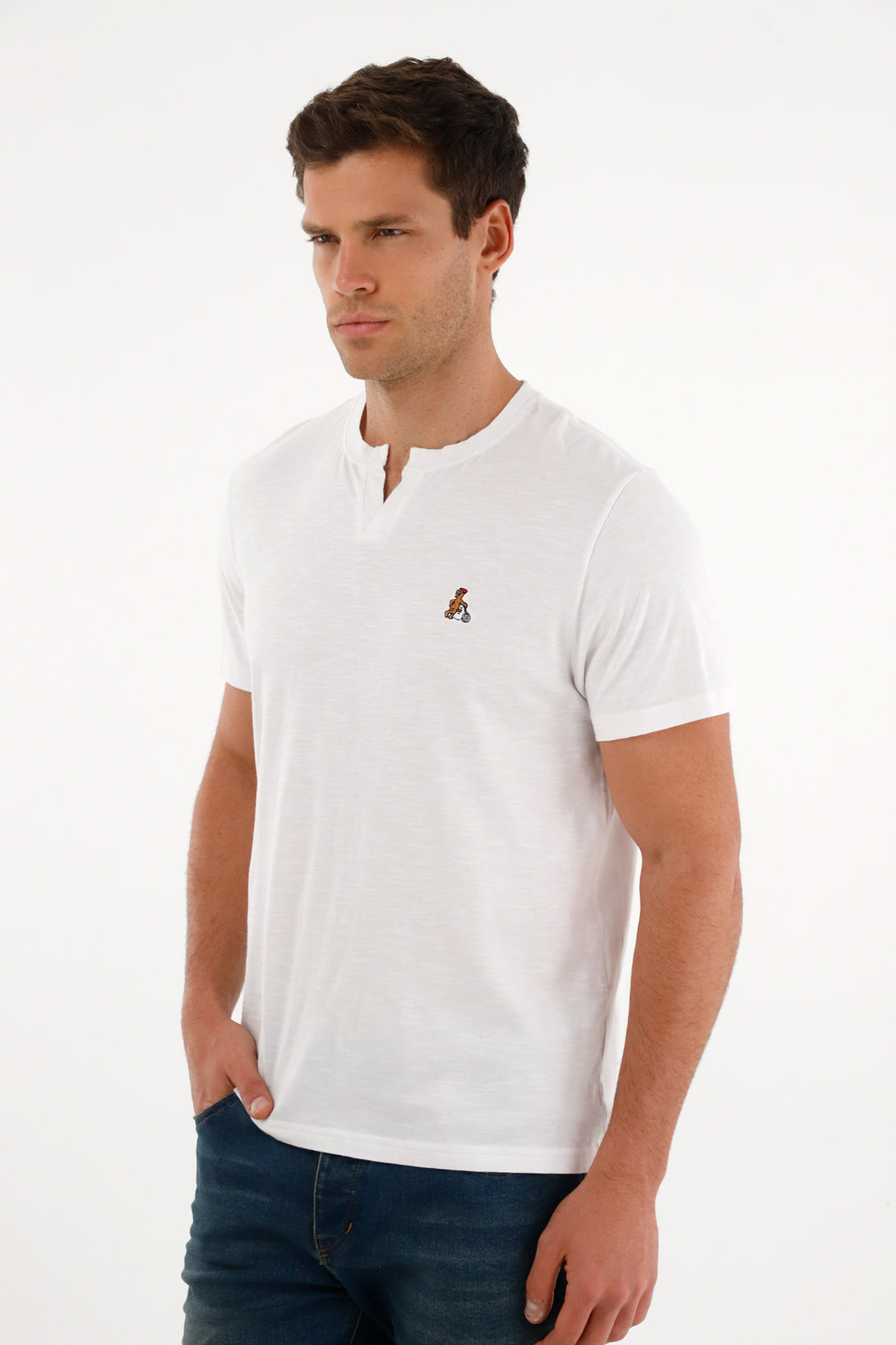 Camiseta blanca con abertura en V para hombre