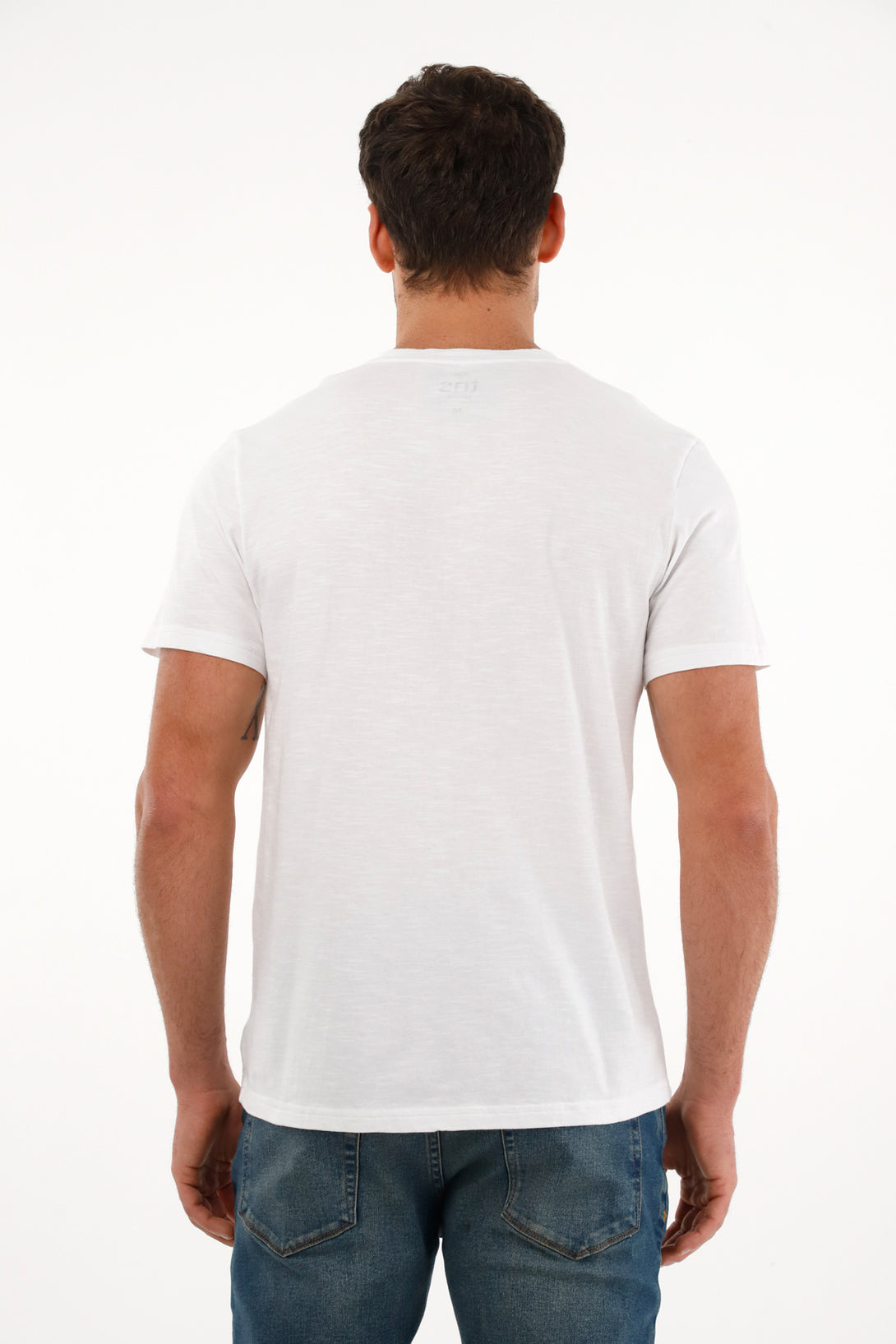 Camiseta blanca con abertura en V para hombre