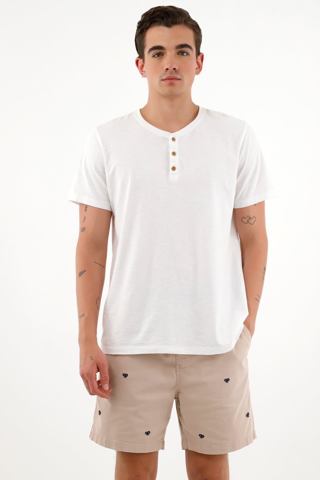 Camiseta cuello neru blanca para hombre