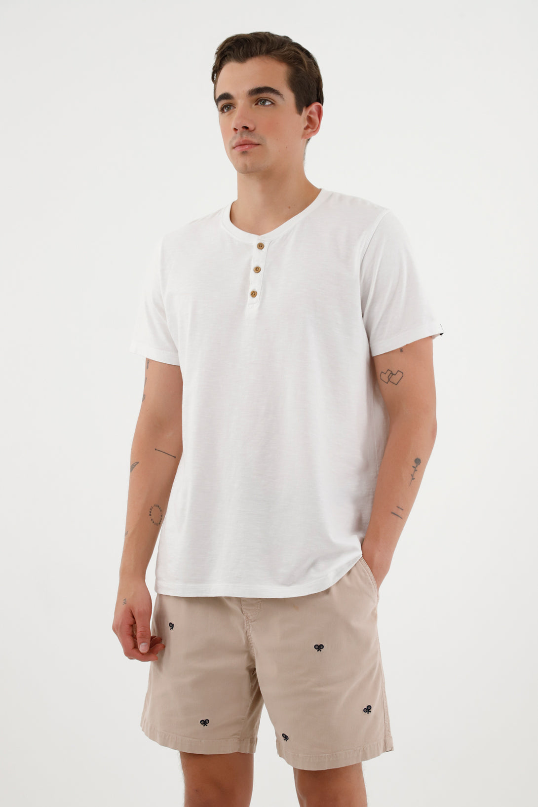 Camiseta cuello neru blanca para hombre