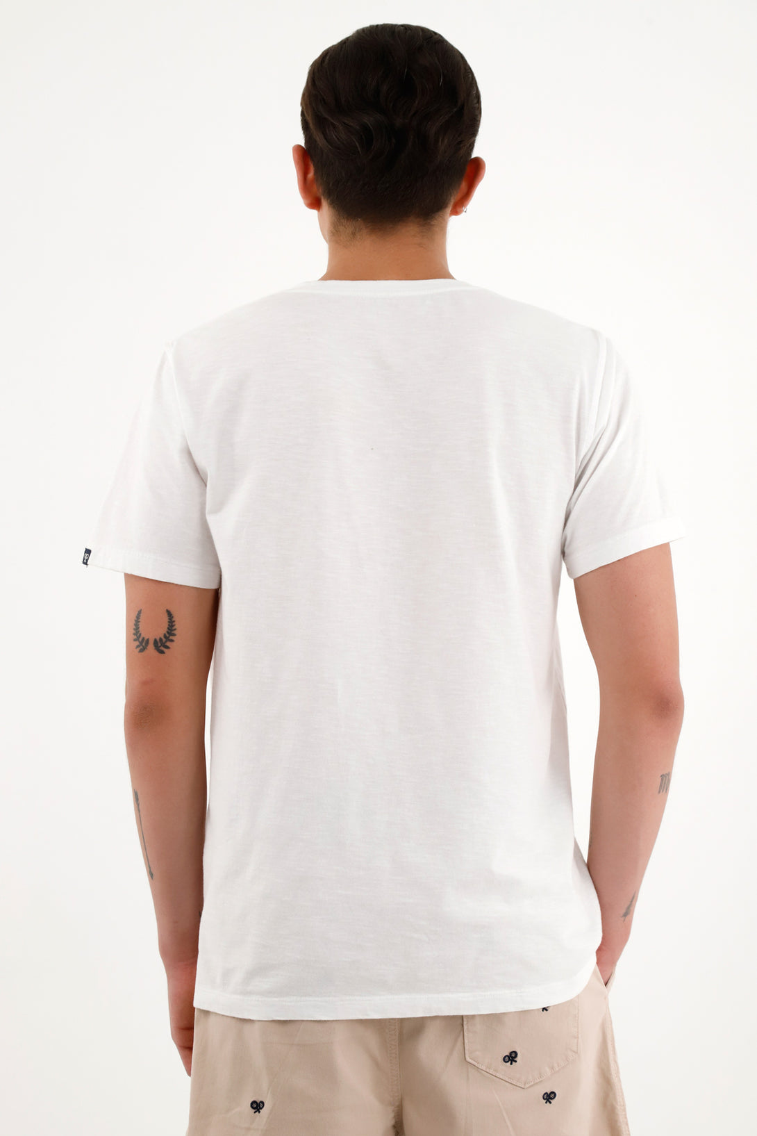 Camiseta cuello neru blanca para hombre