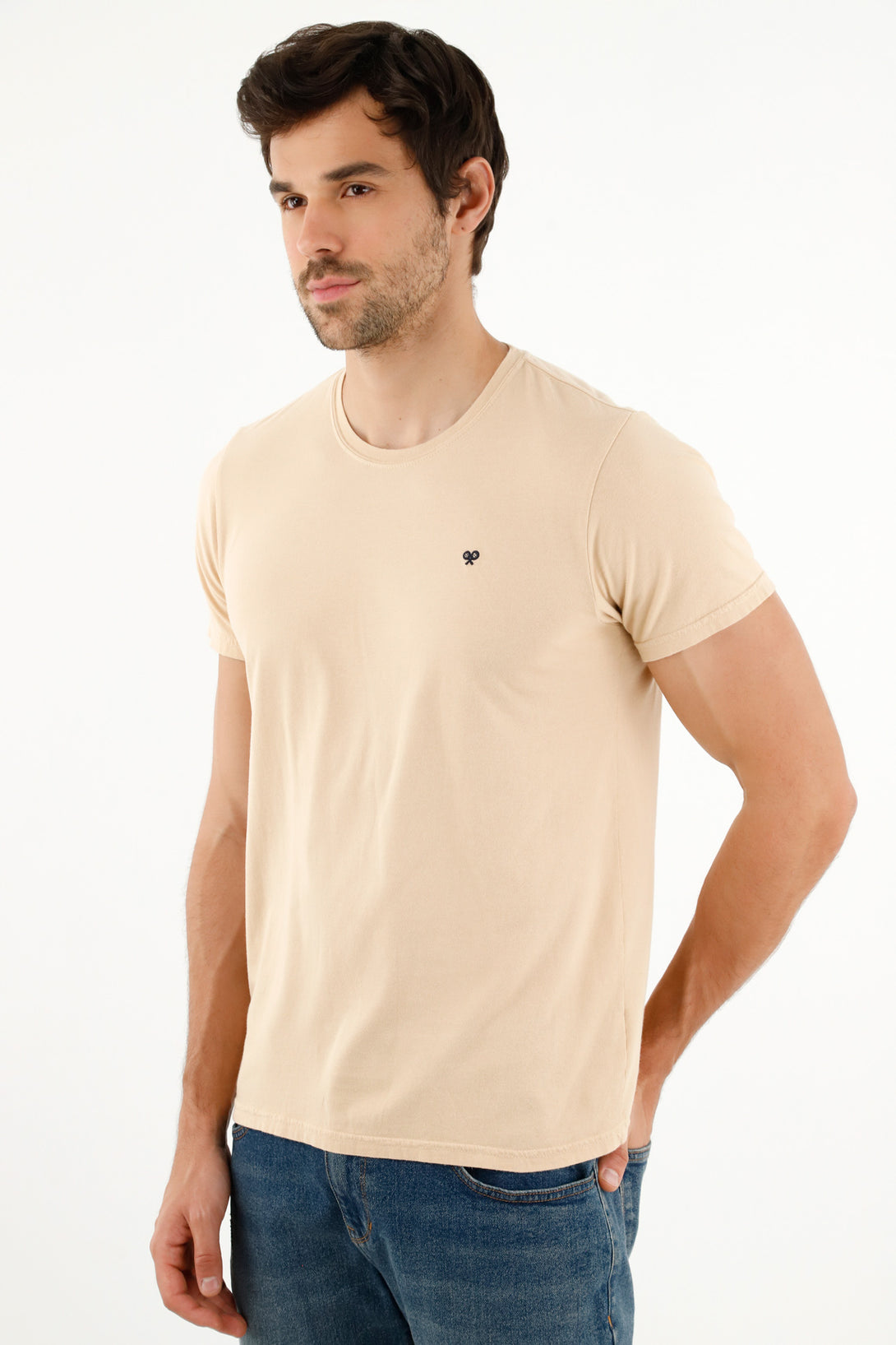 Camiseta café con mini bordado para hombre