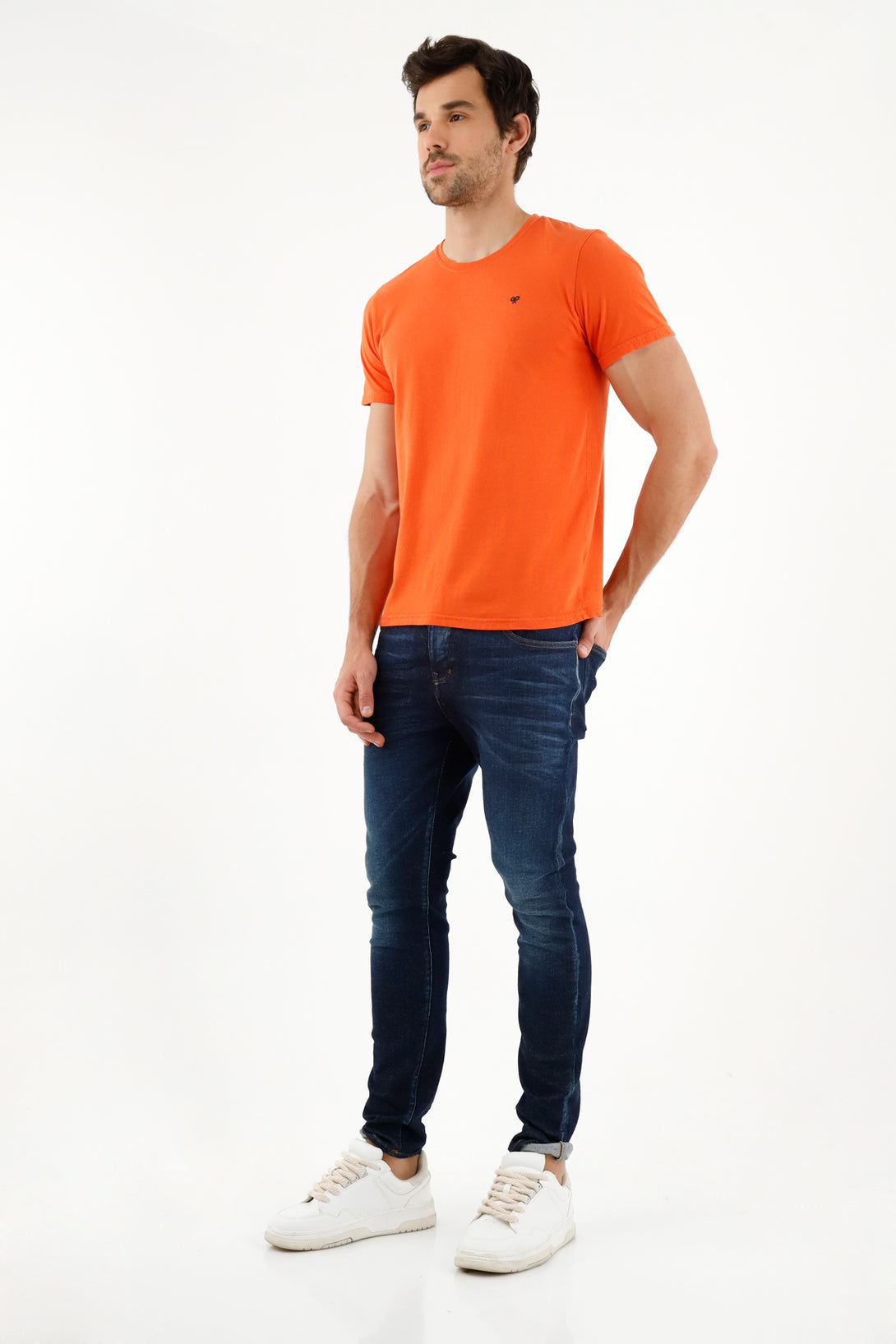 Camiseta naranja con mini bordado para hombre