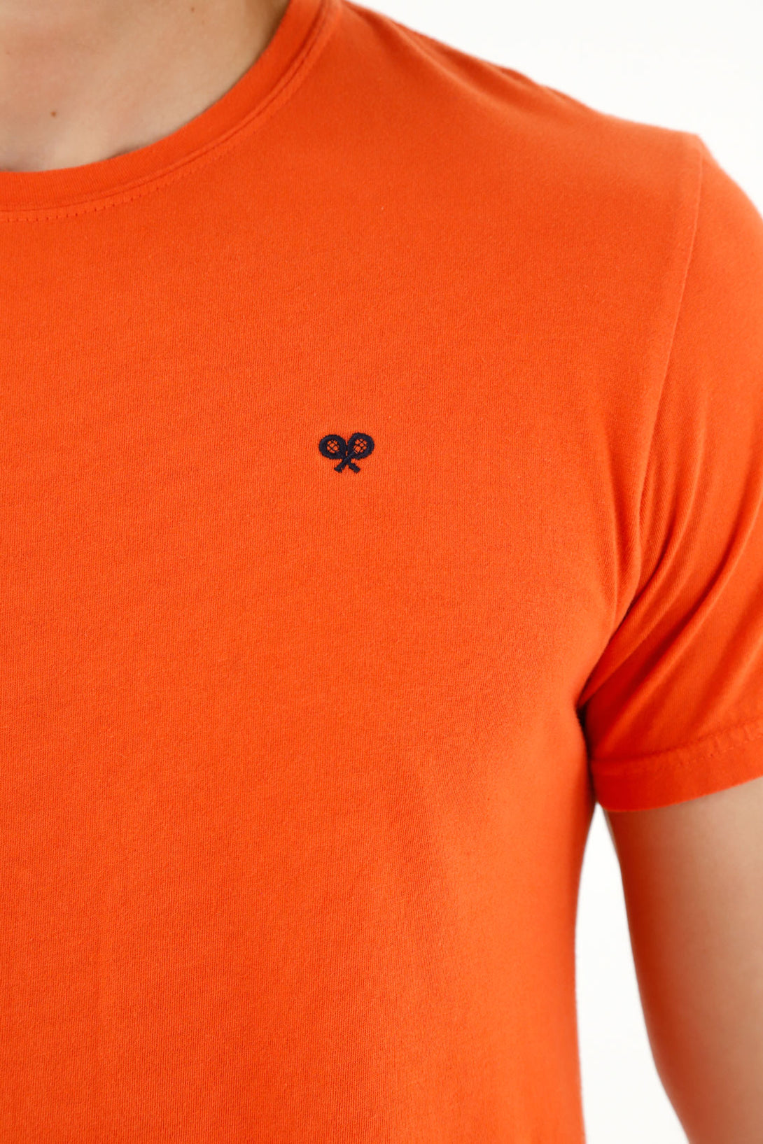 Camiseta naranja con mini bordado para hombre