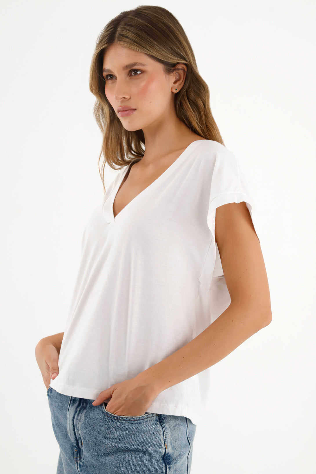 Camiseta blanca con escote en V para mujer