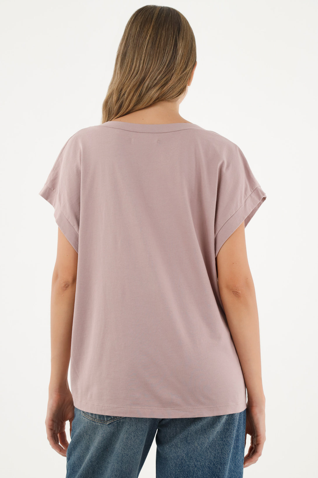 Camiseta con escote en V rosada para mujer