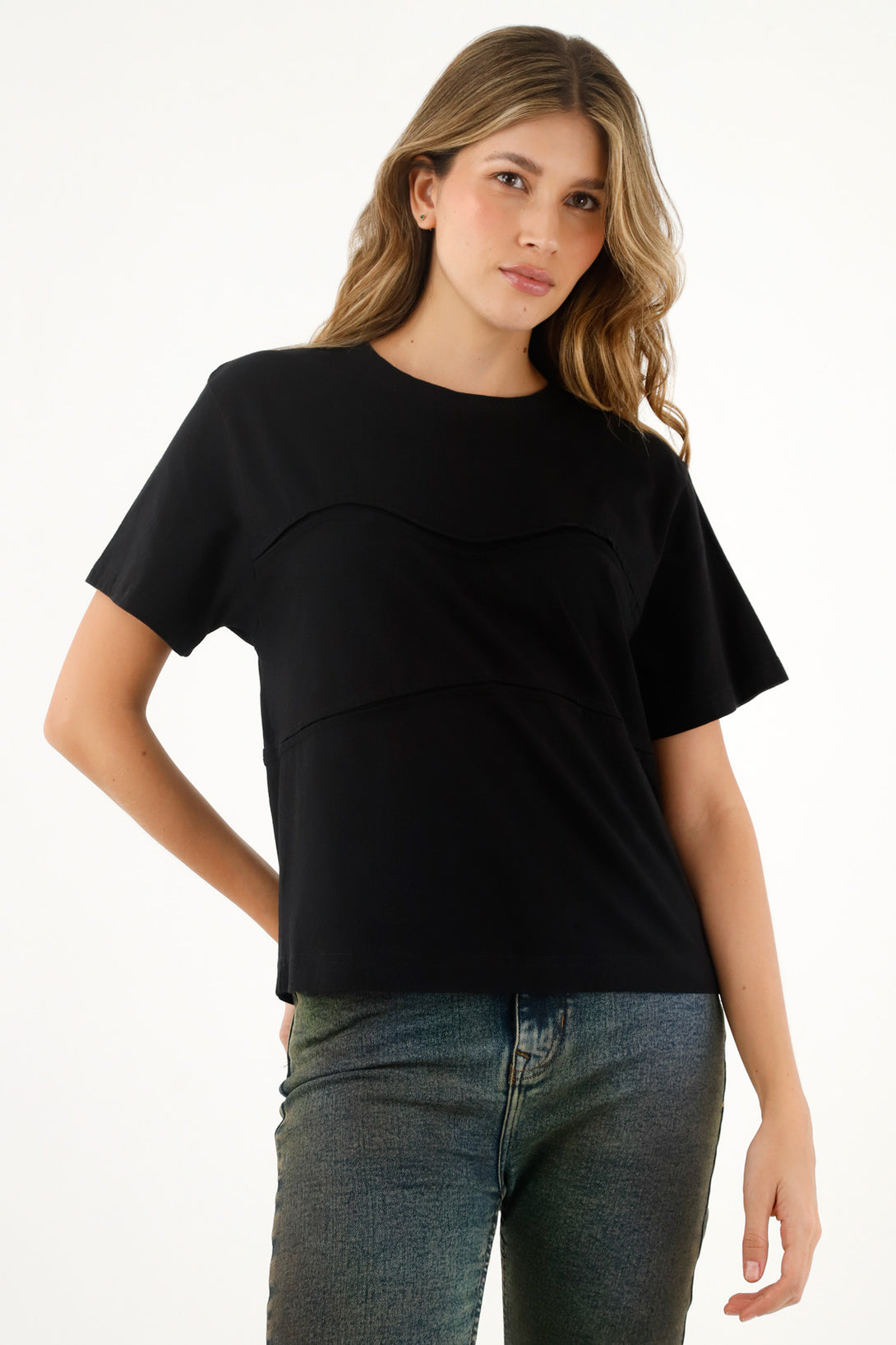 Camiseta negra con corte en frente para mujer