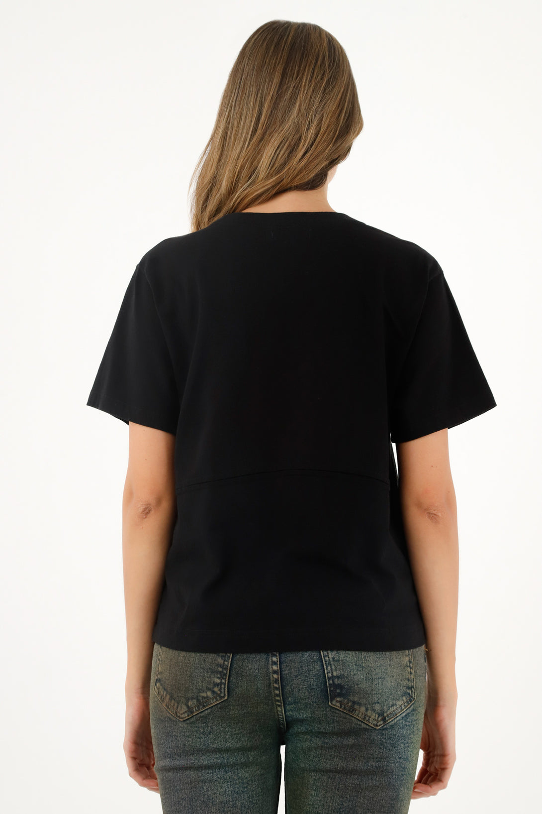 Camiseta negra con corte en frente para mujer