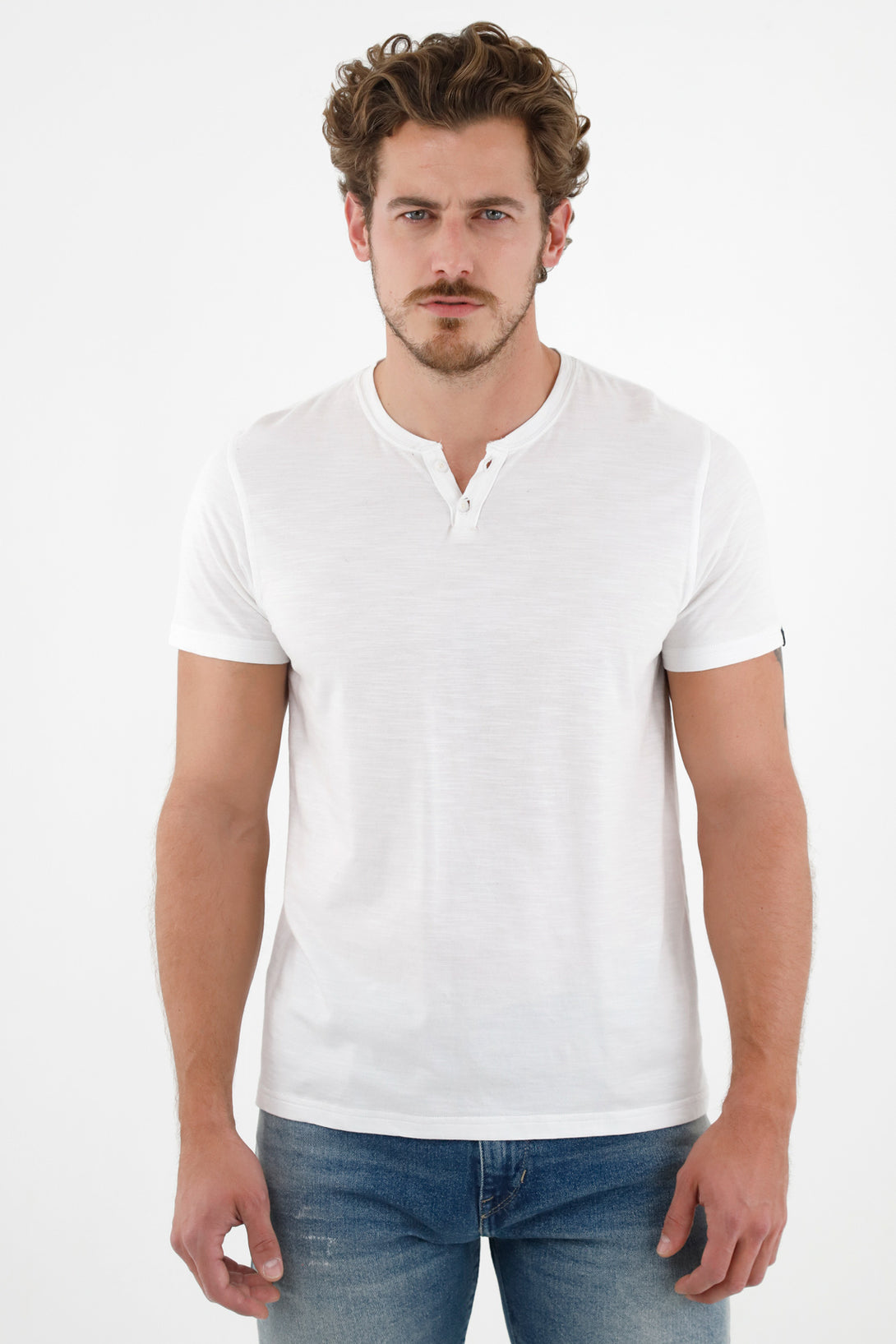 Camiseta blanca cuello neru para hombre