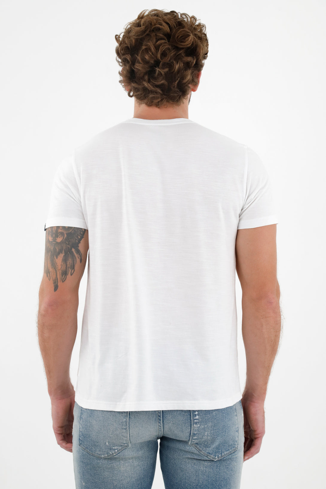 Camiseta blanca cuello neru para hombre