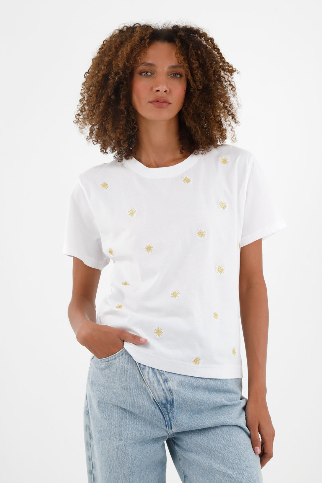 Camiseta blanca con bordado de soles para mujer