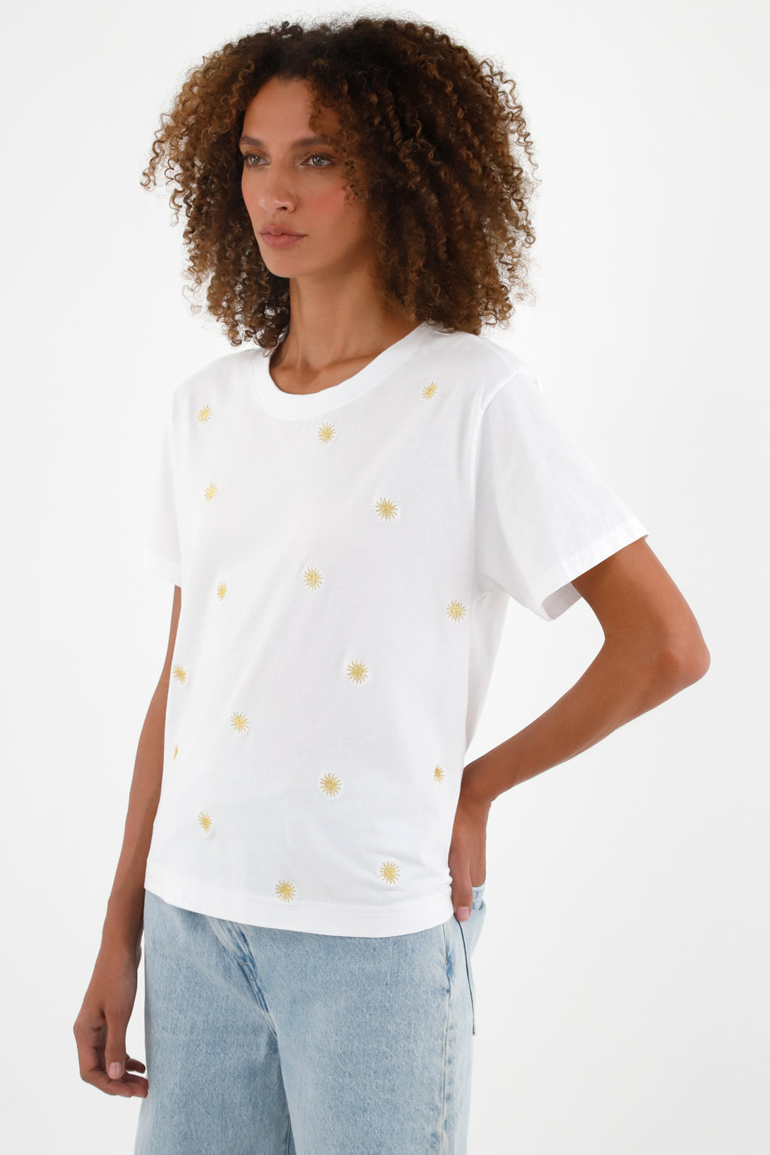 Camiseta blanca con bordado de soles para mujer