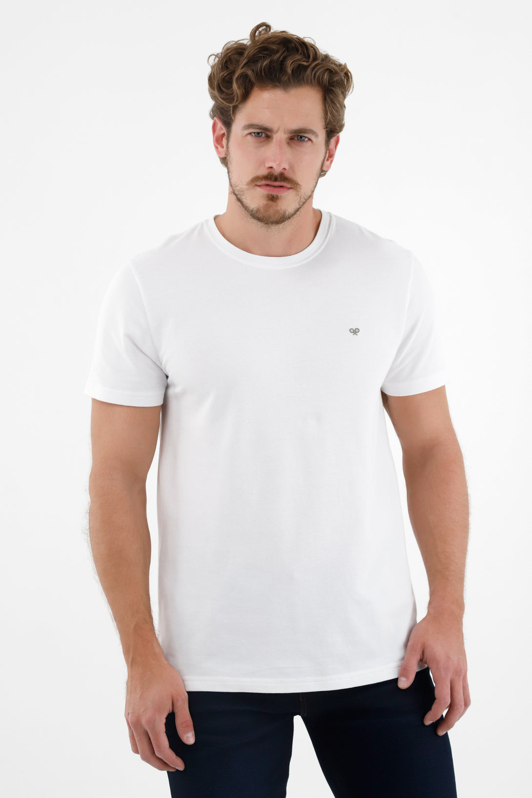 Camiseta blanca con raqueta bordada para hombre