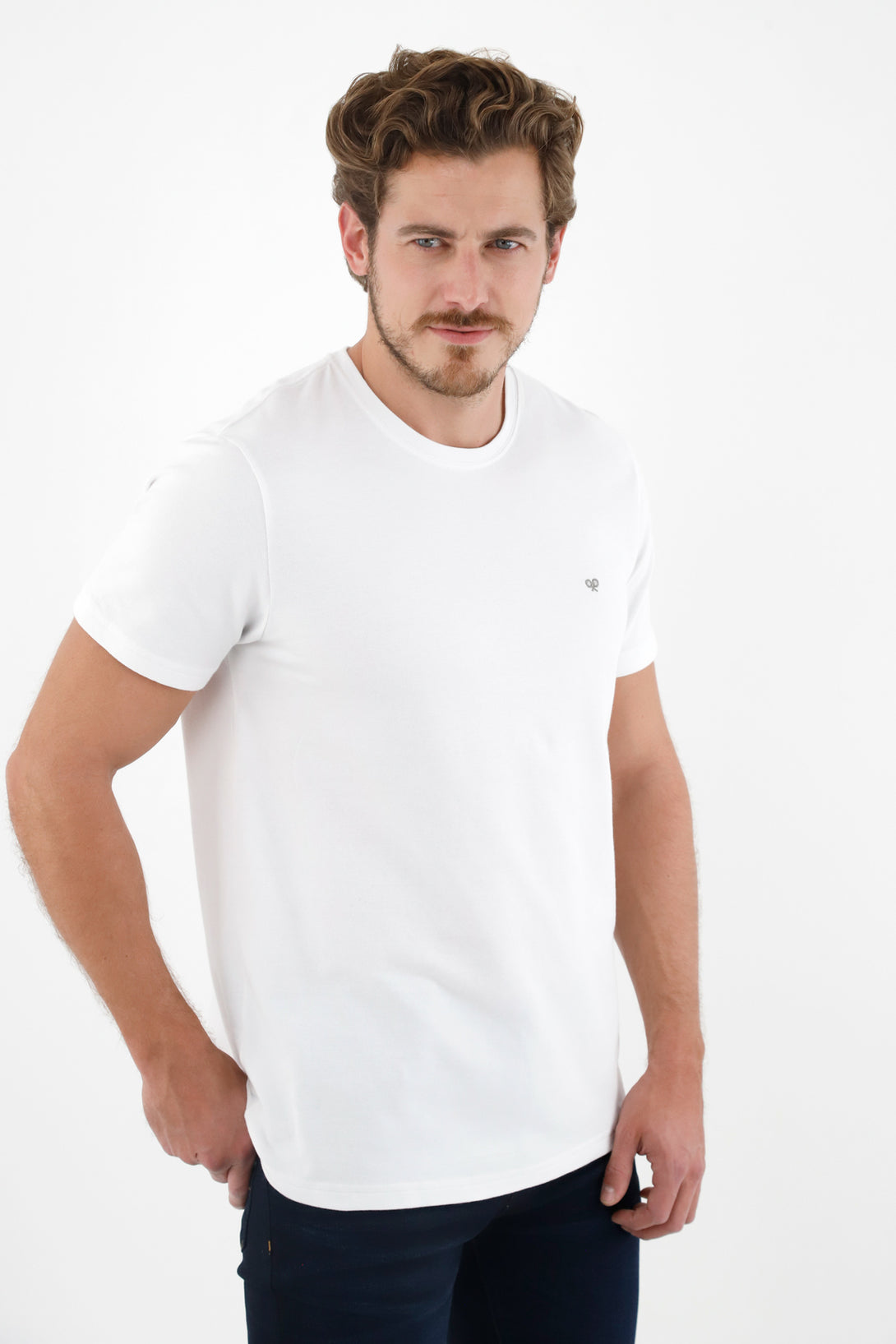 Camiseta blanca con raqueta bordada para hombre