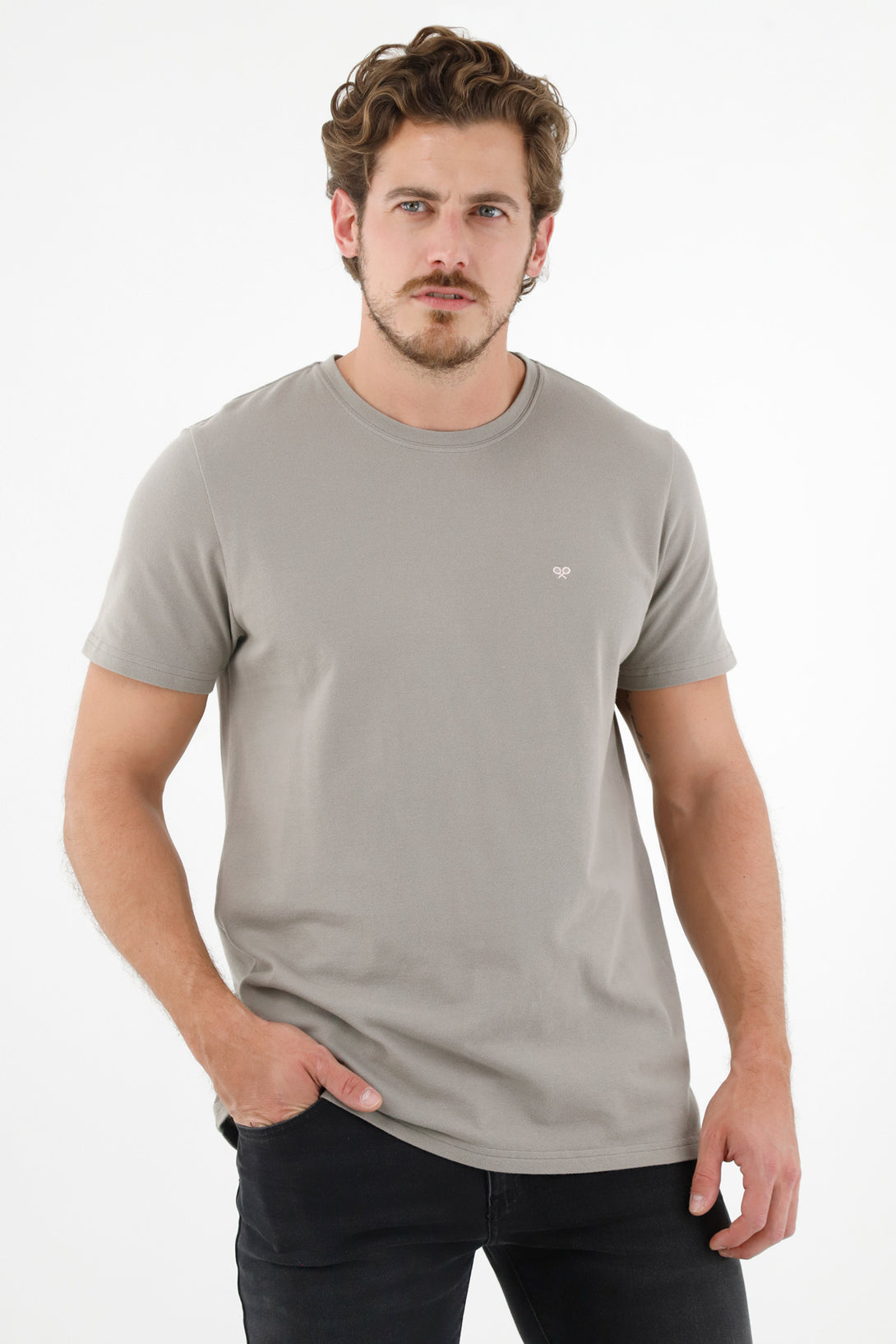 Camiseta gris con raqueta bordada para hombre