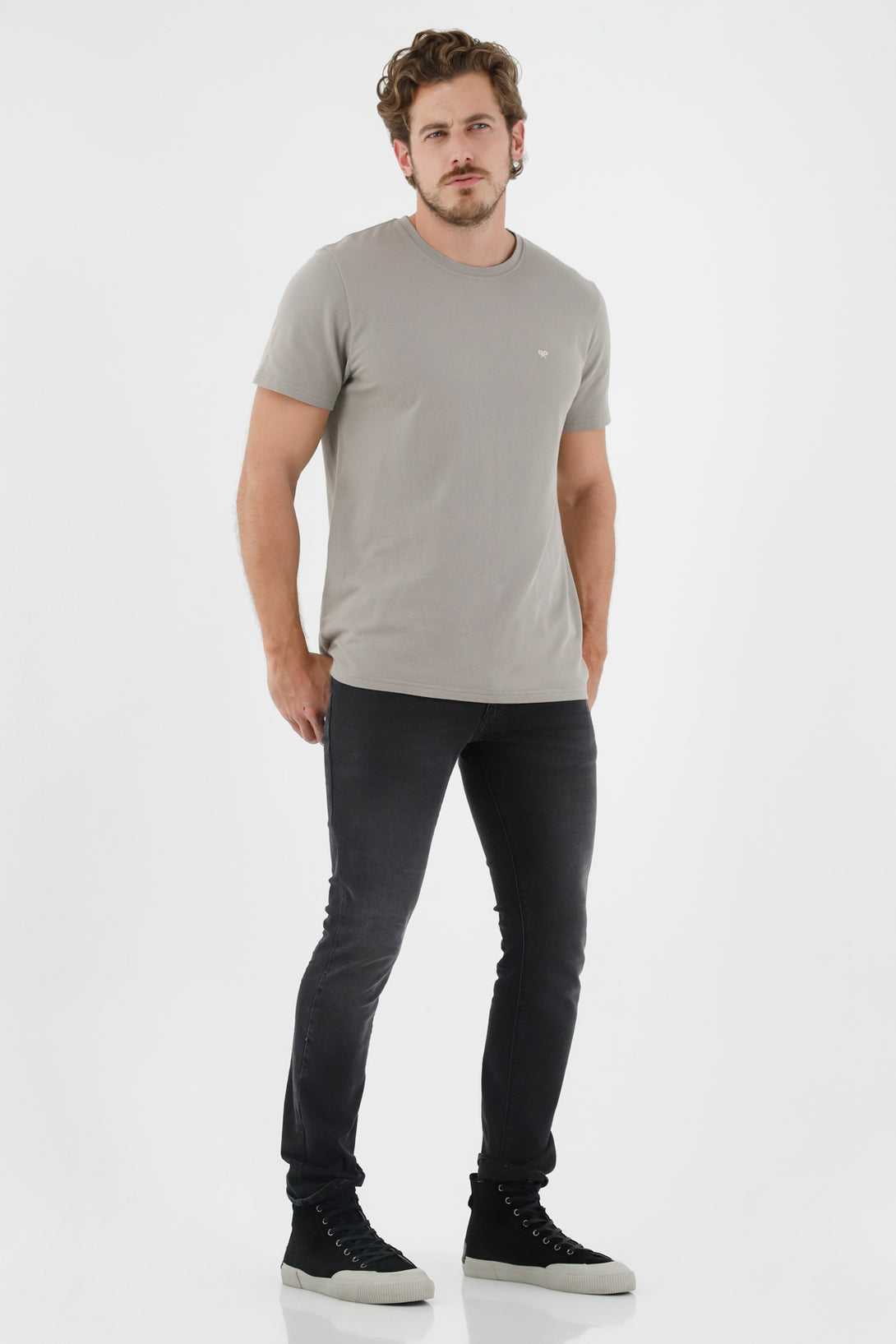 Camiseta gris con raqueta bordada para hombre