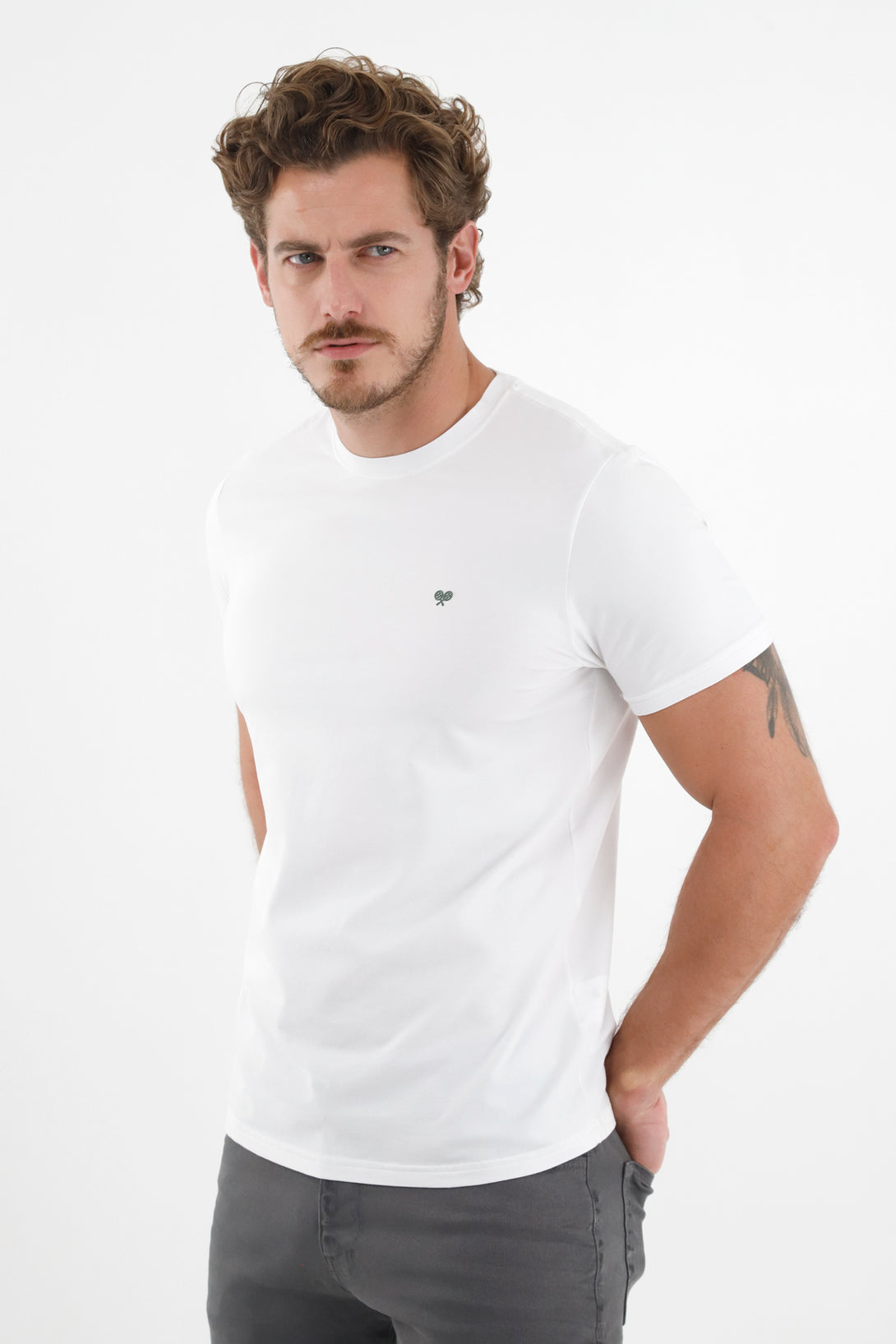 Camiseta blanca con raqueta estampada para hombre