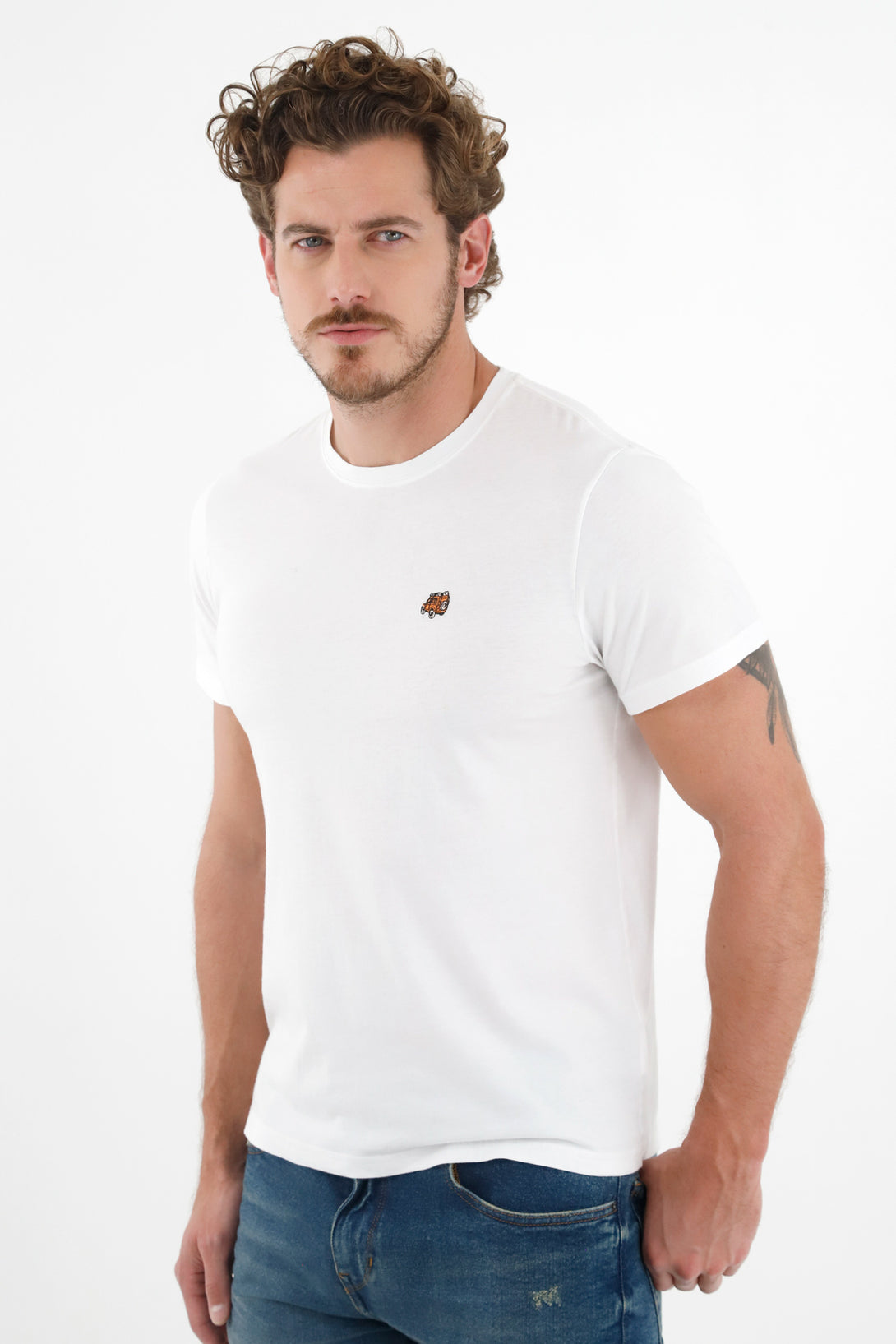 Camiseta blanca con mini bordado para hombre