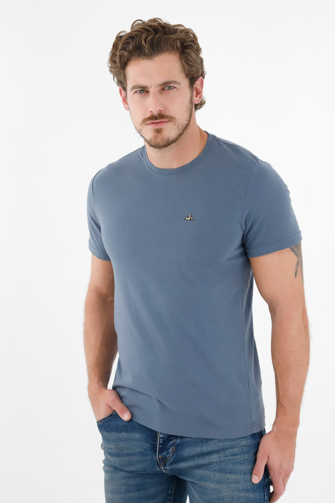 Camiseta azul con mini bordado para hombre