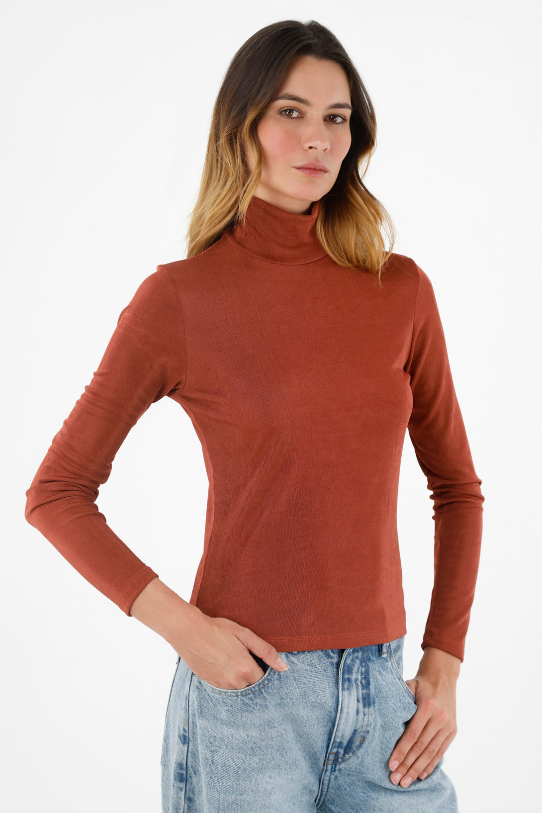 Camiseta naranja de cuello alto para mujer