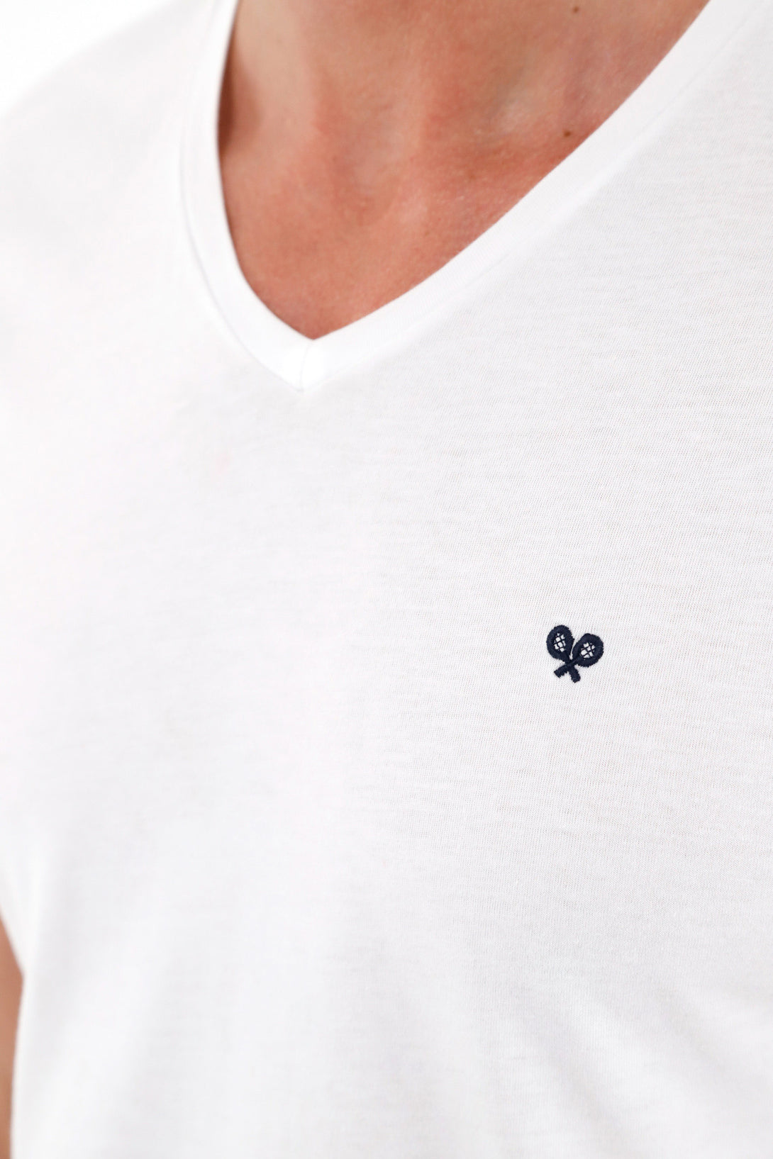 Camiseta blanca cuello en V para hombre