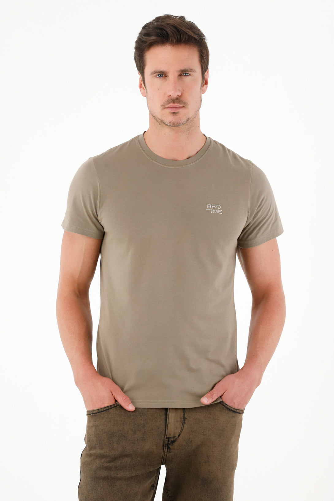 Camiseta café con mini bordado para hombre