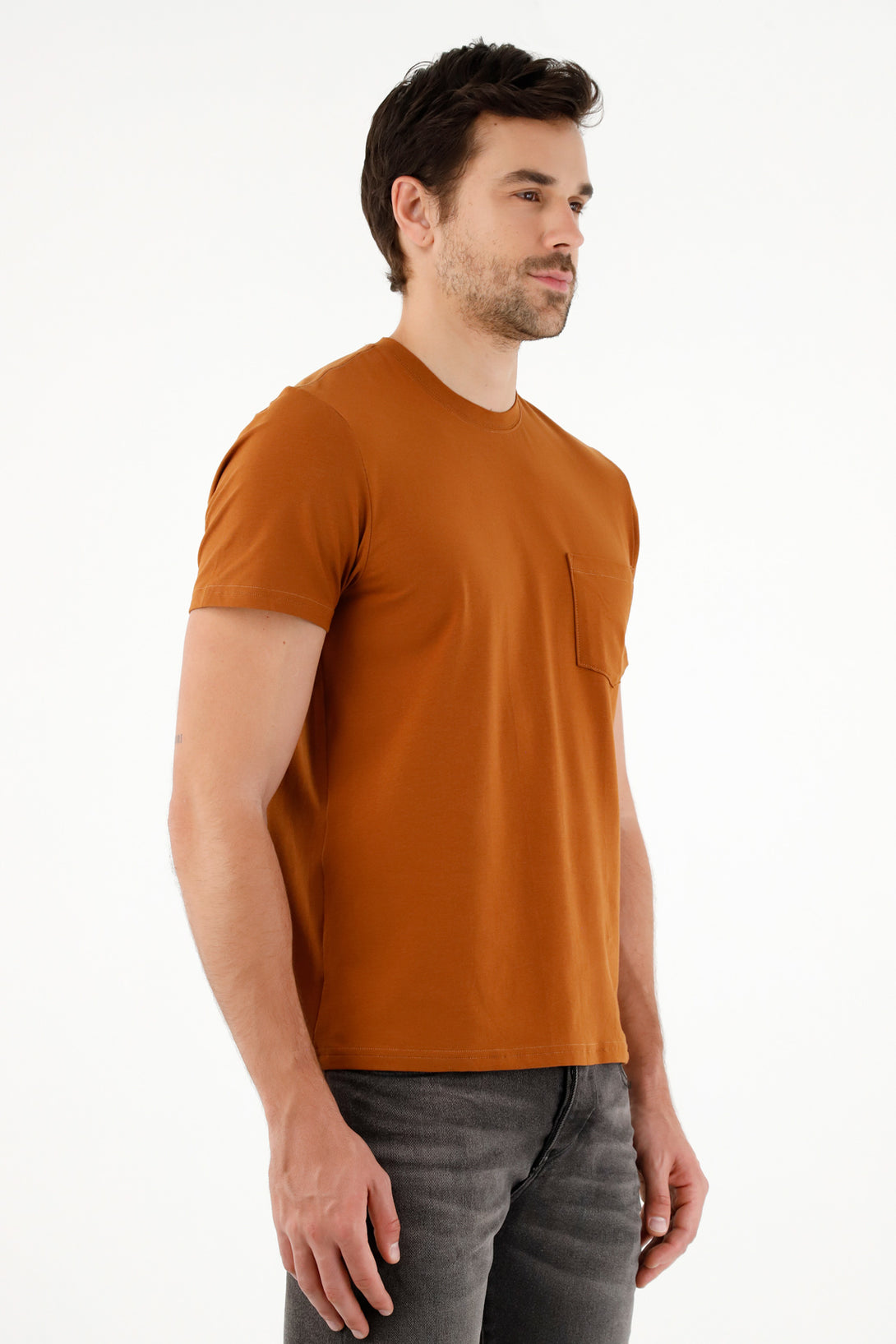 Camiseta café con bolsillo frontal para hombre