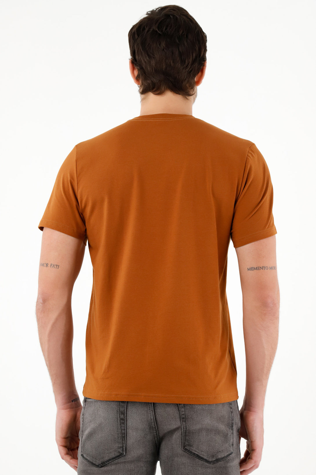 Camiseta café con bolsillo frontal para hombre