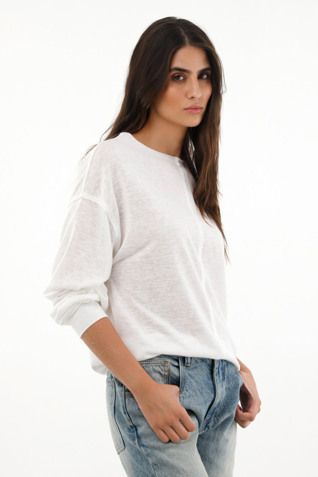 Camiseta blanca con escote tipo bandeja oversize para mujer