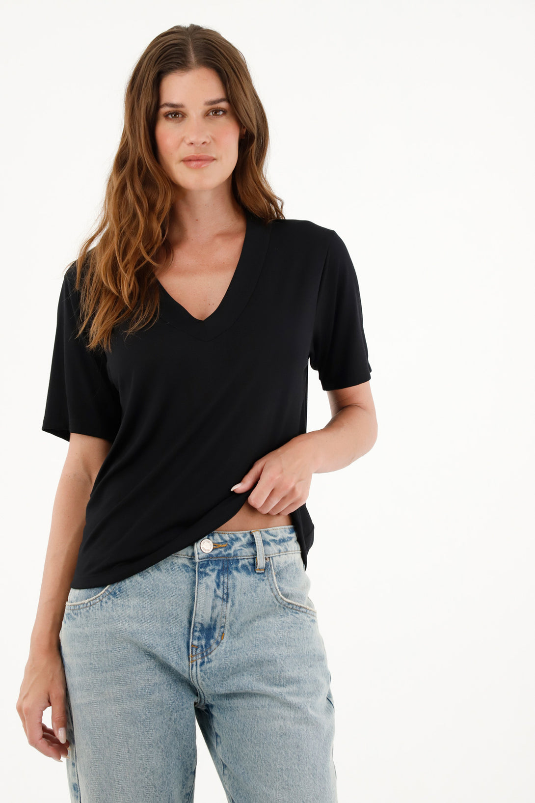 Camiseta negra con cuello en V para mujer