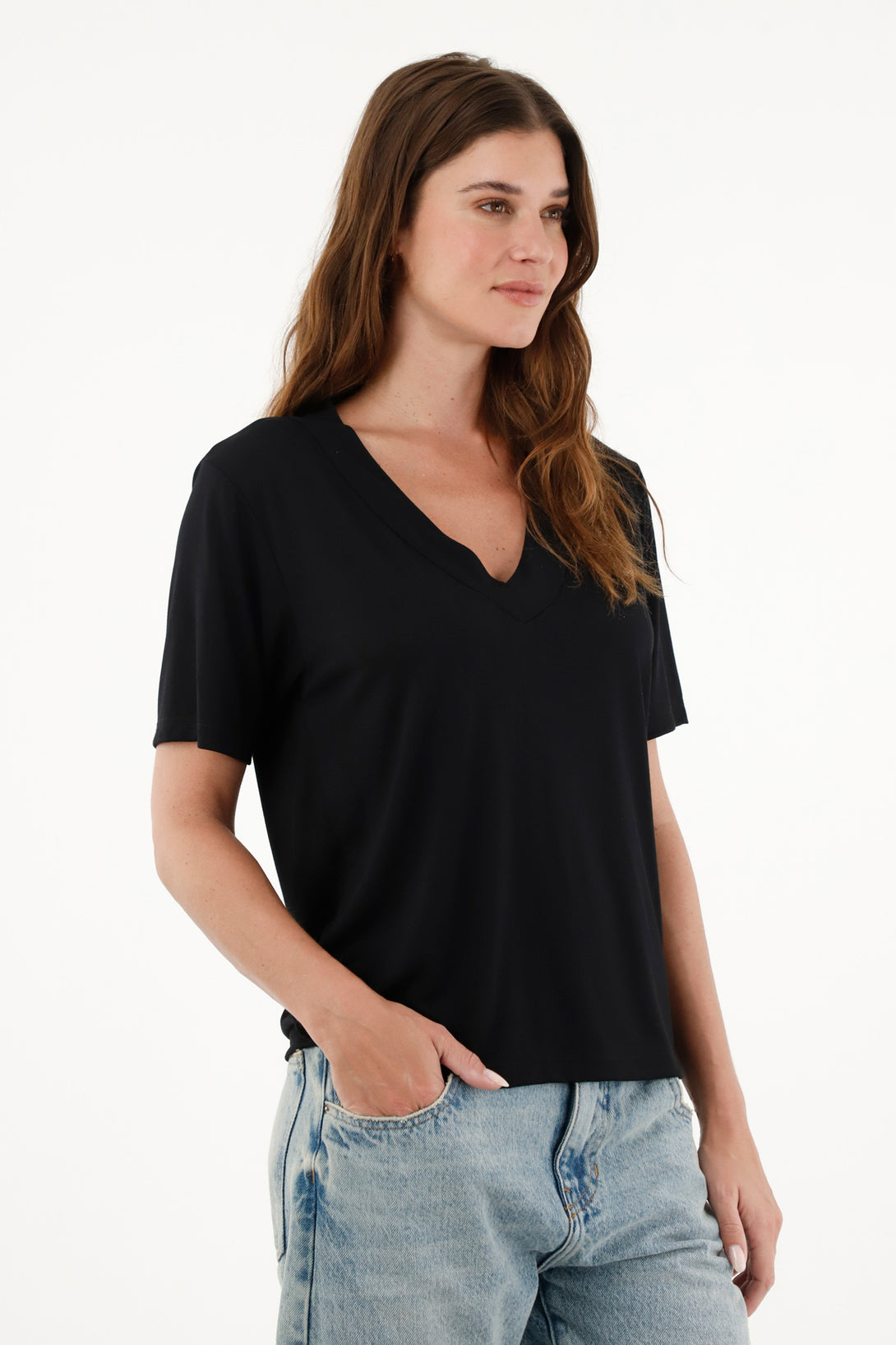 Camiseta negra con cuello en V para mujer