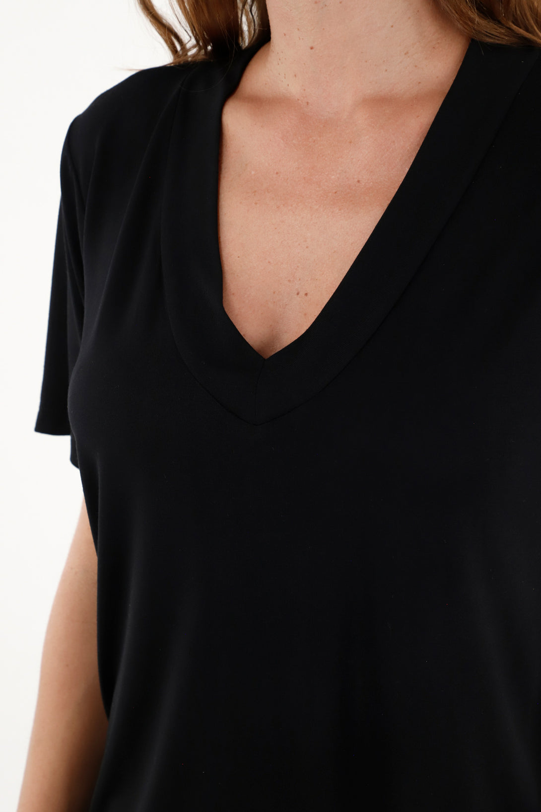 Camiseta negra con cuello en V para mujer