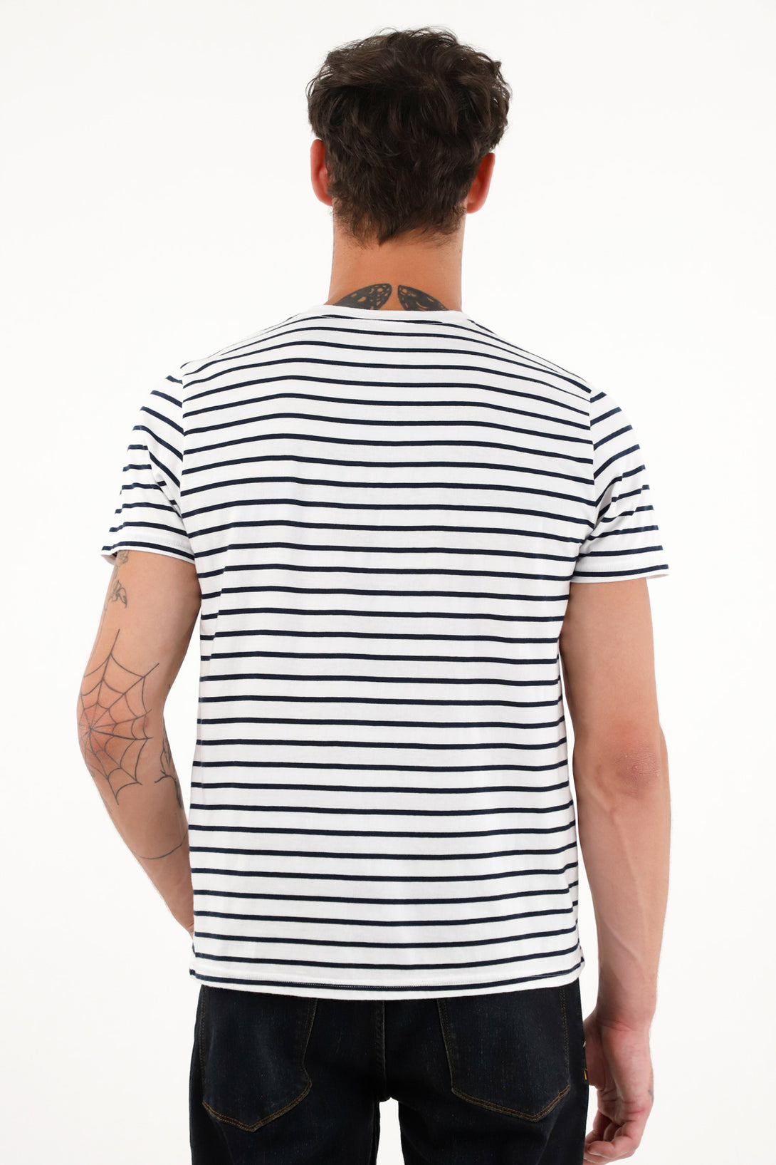 Camiseta blanca con rayas horizontales para hombre