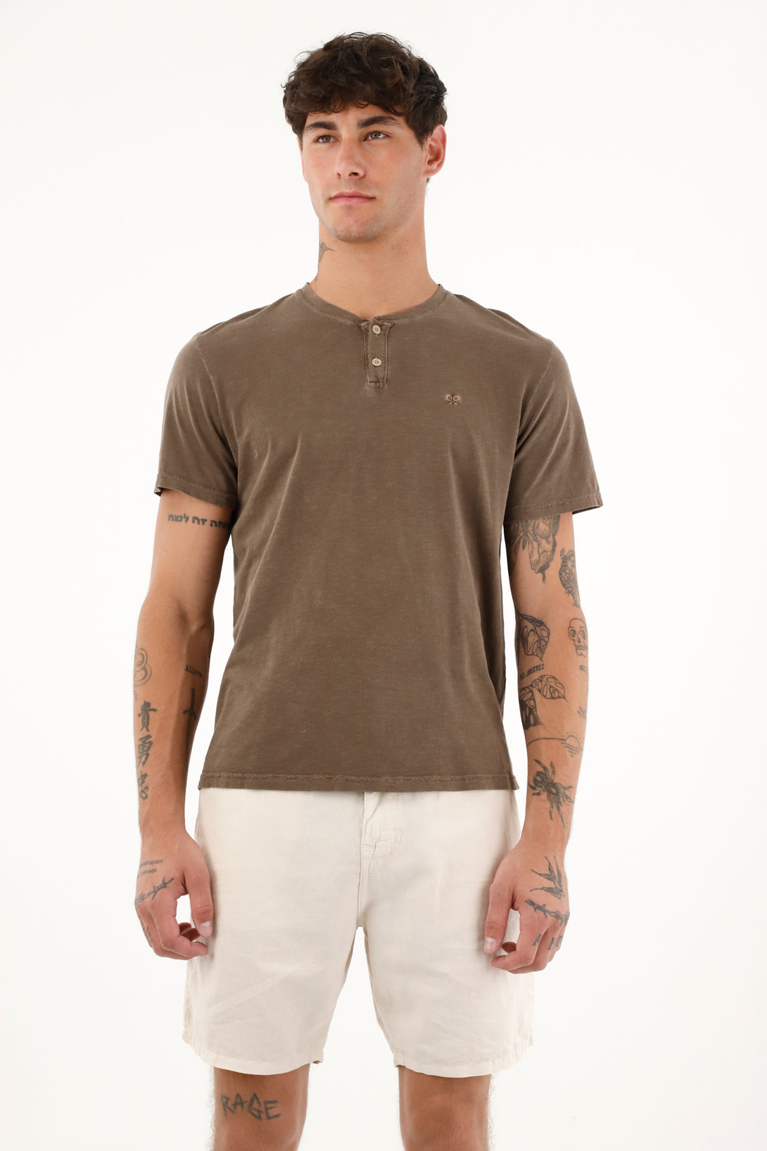 Camiseta café de cuello henley para hombre