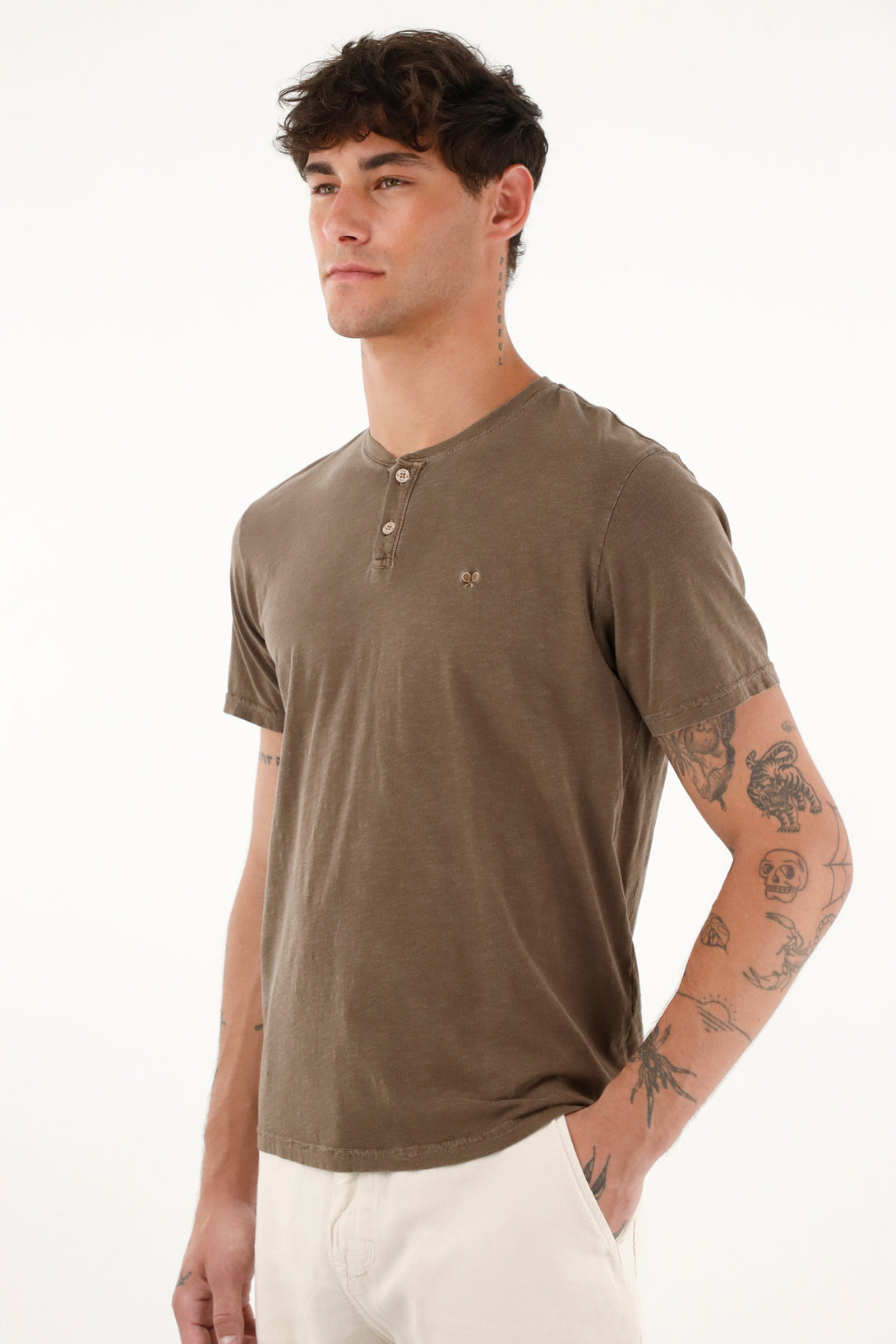 Camiseta café de cuello henley para hombre