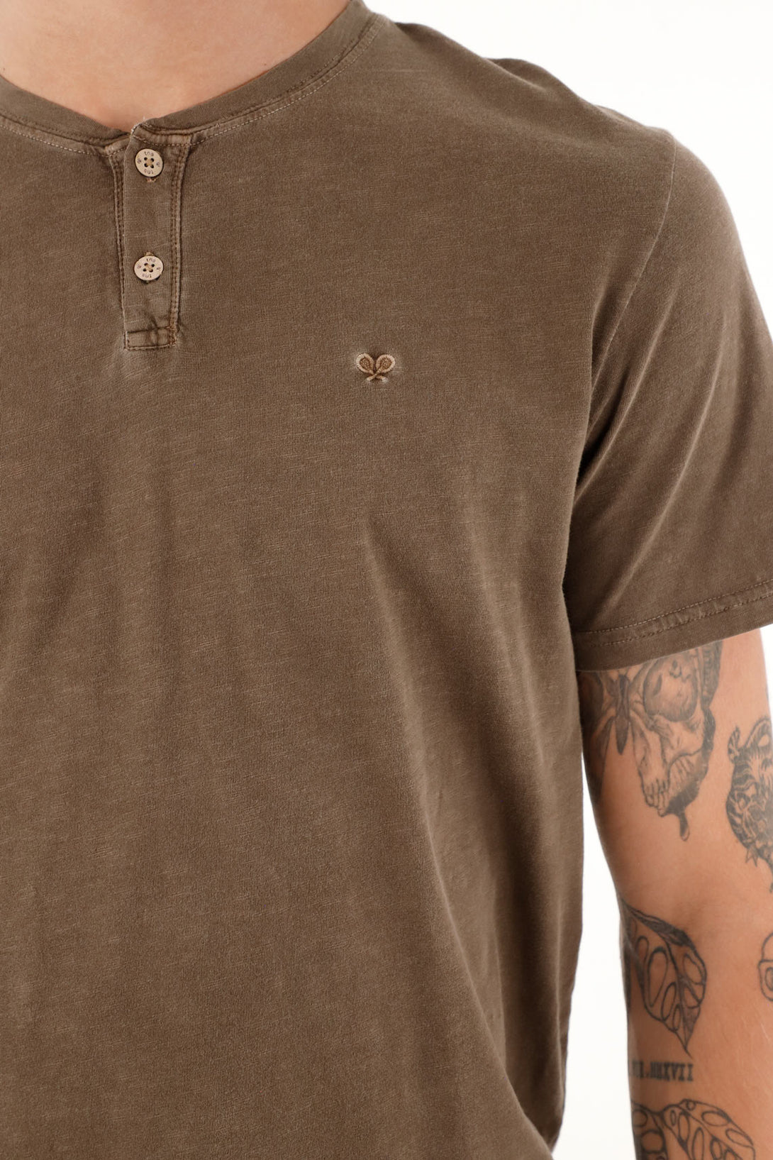 Camiseta café de cuello henley para hombre