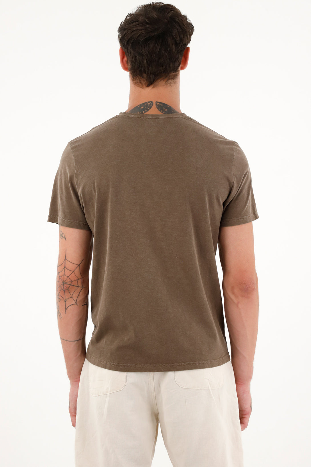 Camiseta café de cuello henley para hombre