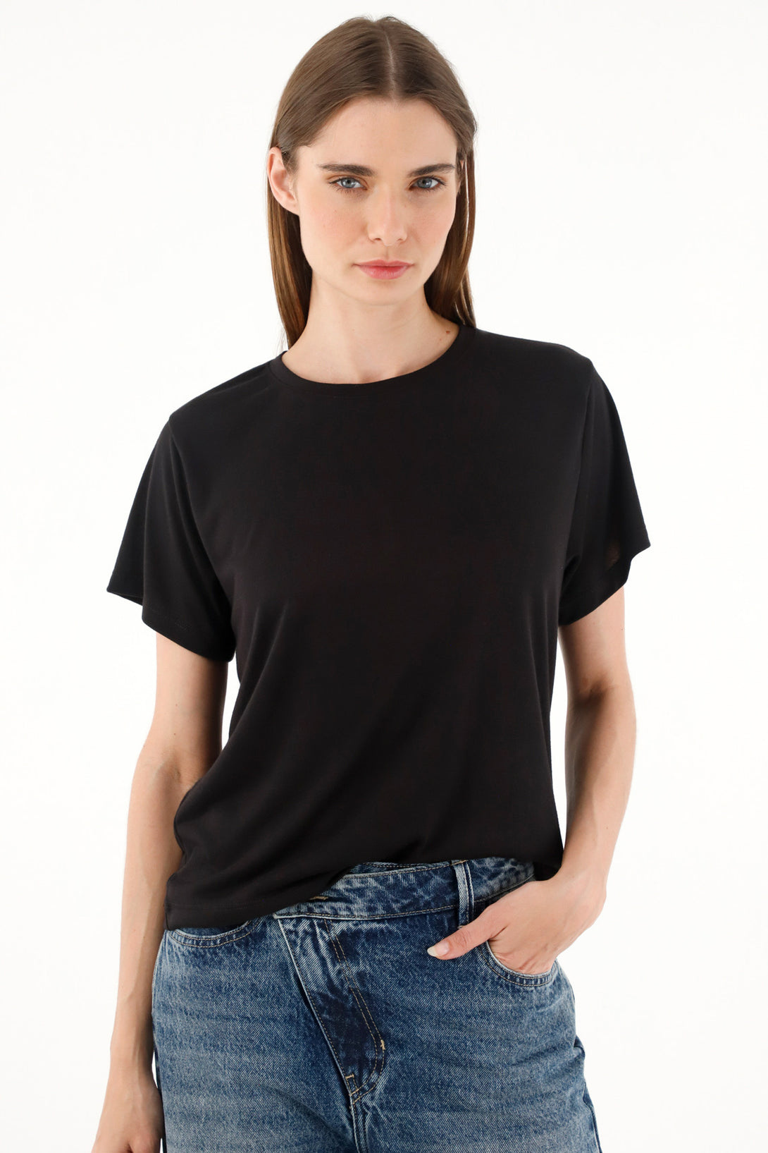 Women's black round neck t-shirt