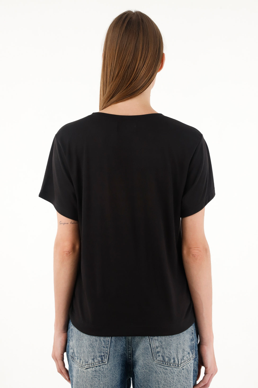 Women's black round neck t-shirt