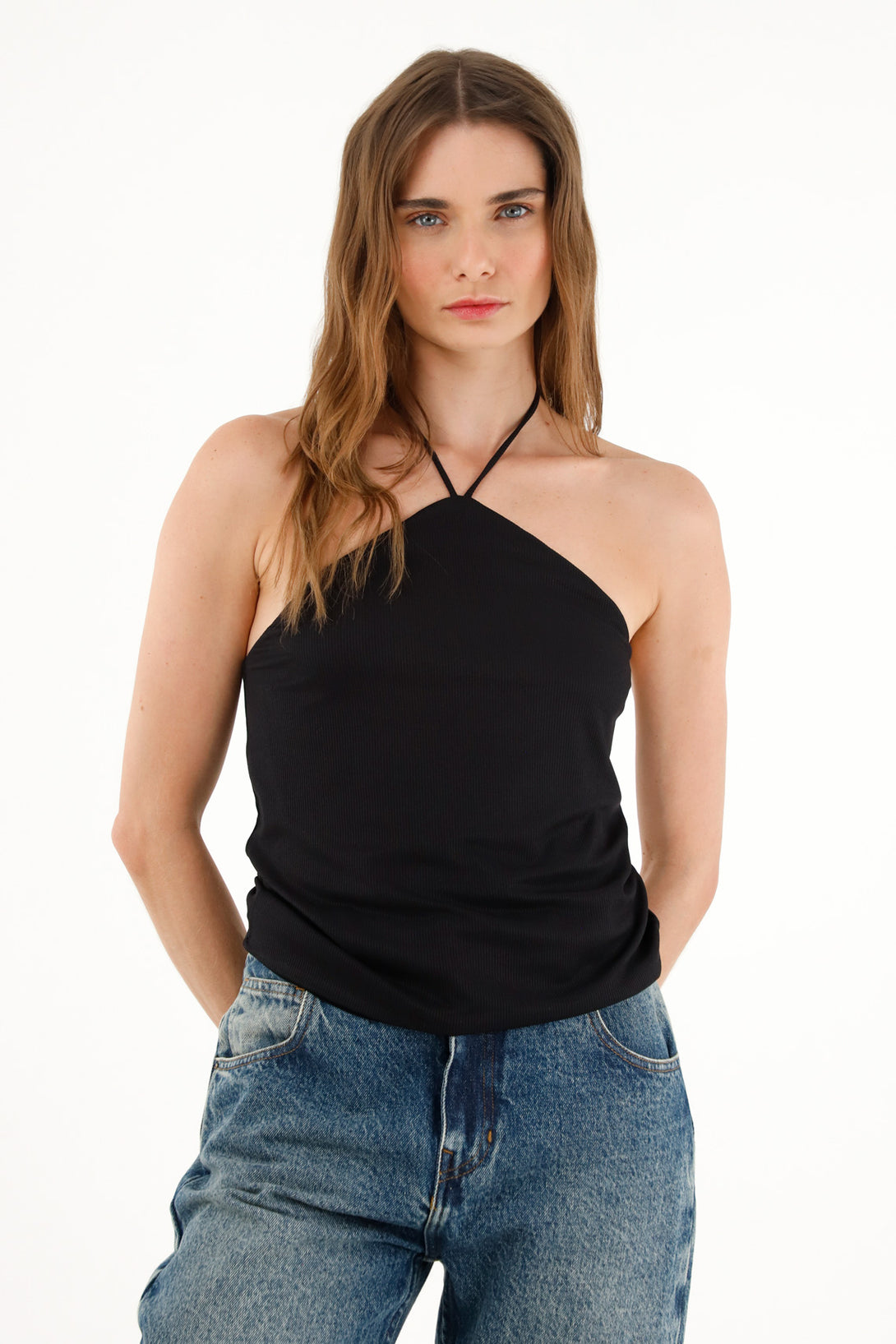 Camiseta negra con escote halter para mujer