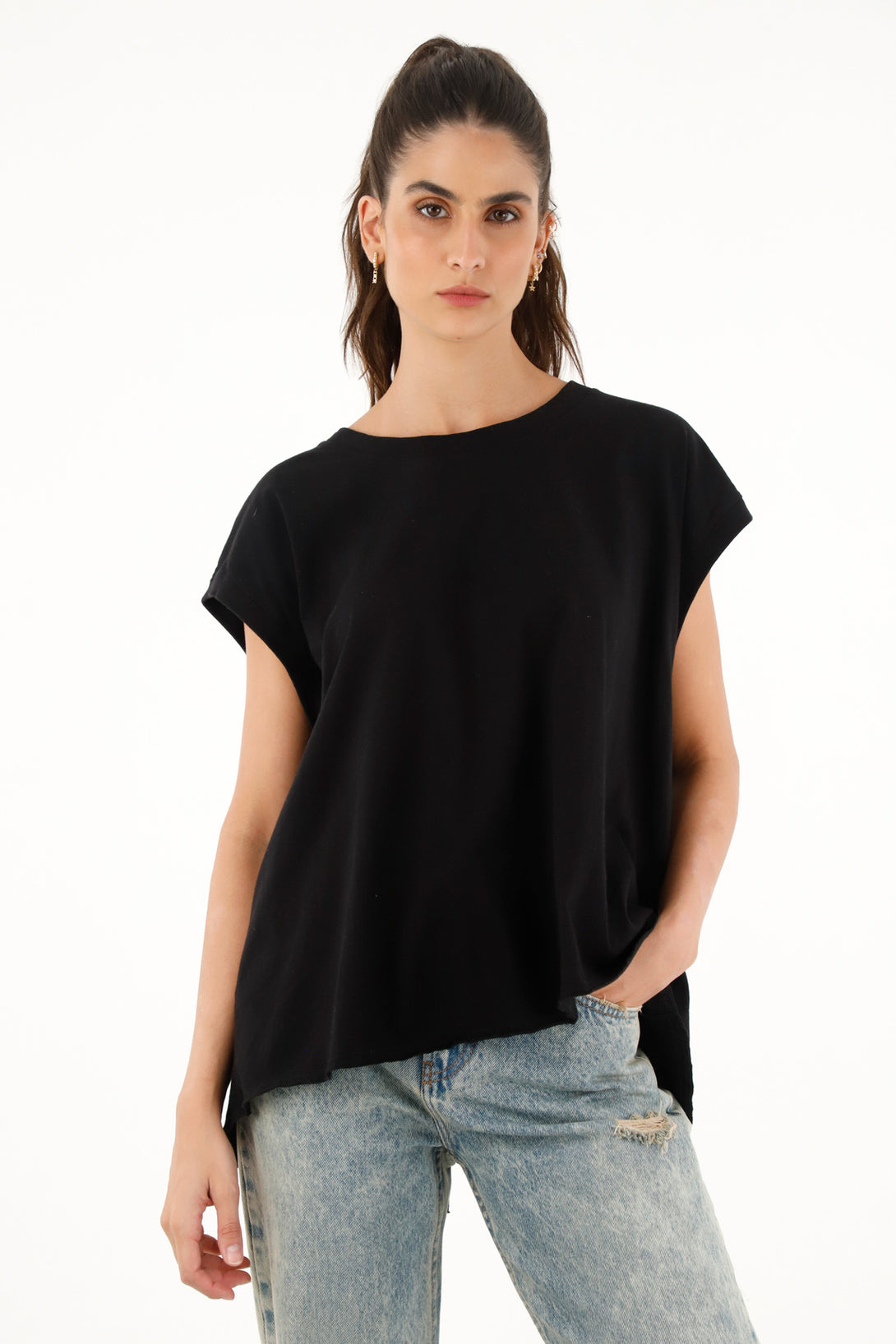 Camiseta negra de silueta amplia para mujer