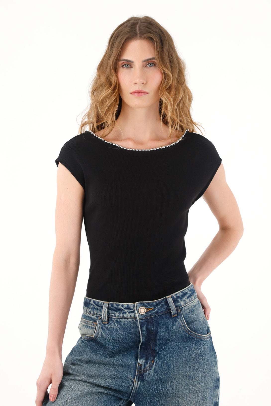 Camiseta negra con cuello bandeja para mujer