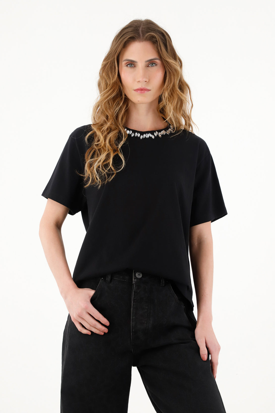 Women's oversized black t-shirt with sparkle appliquÃ©s