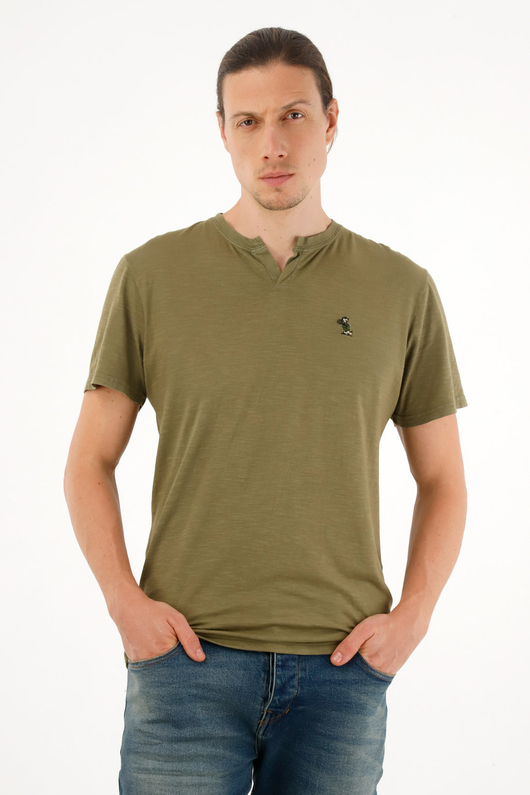 Camiseta verde con abertura en V para hombre