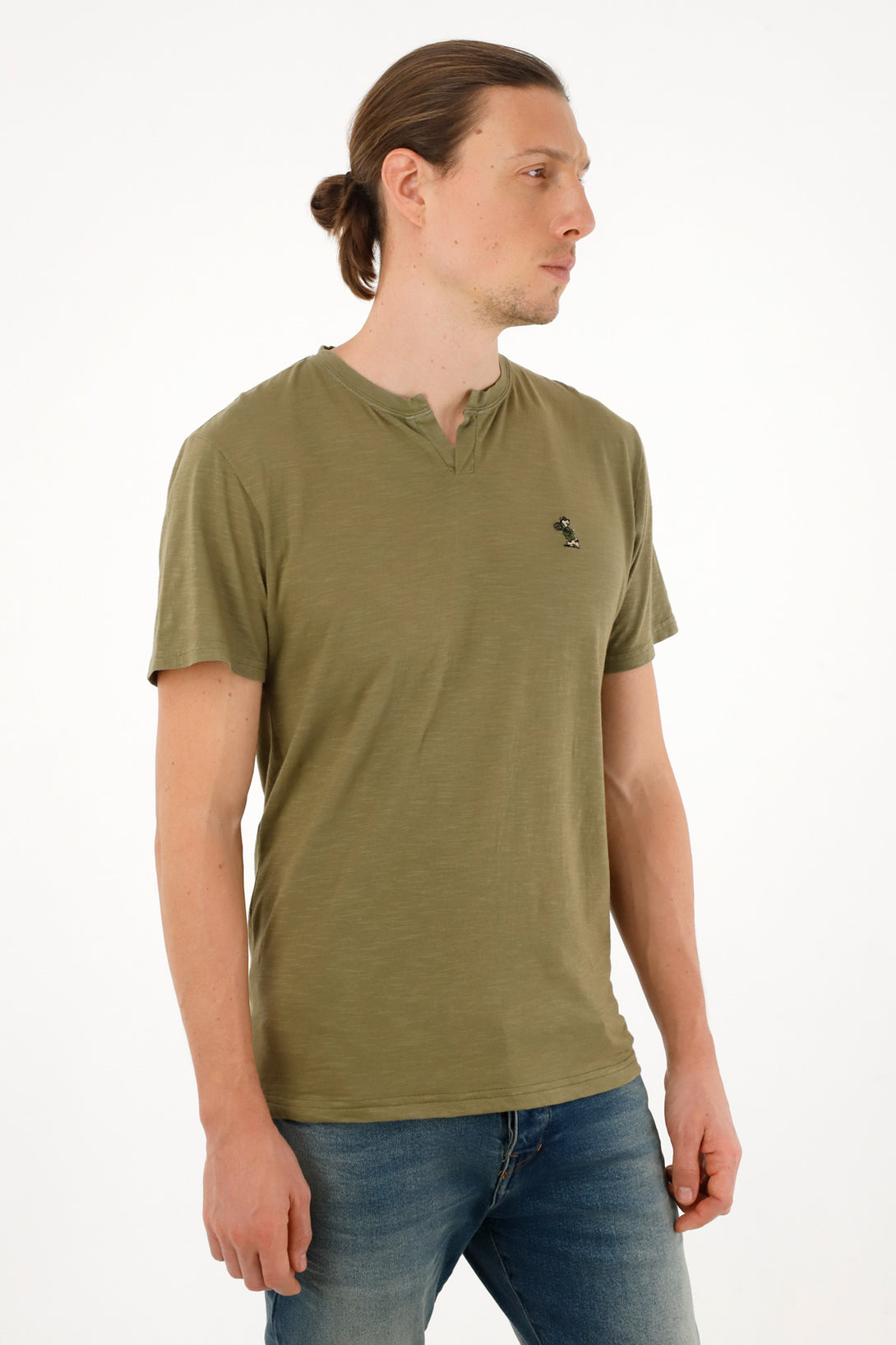 Camiseta verde con abertura en V para hombre