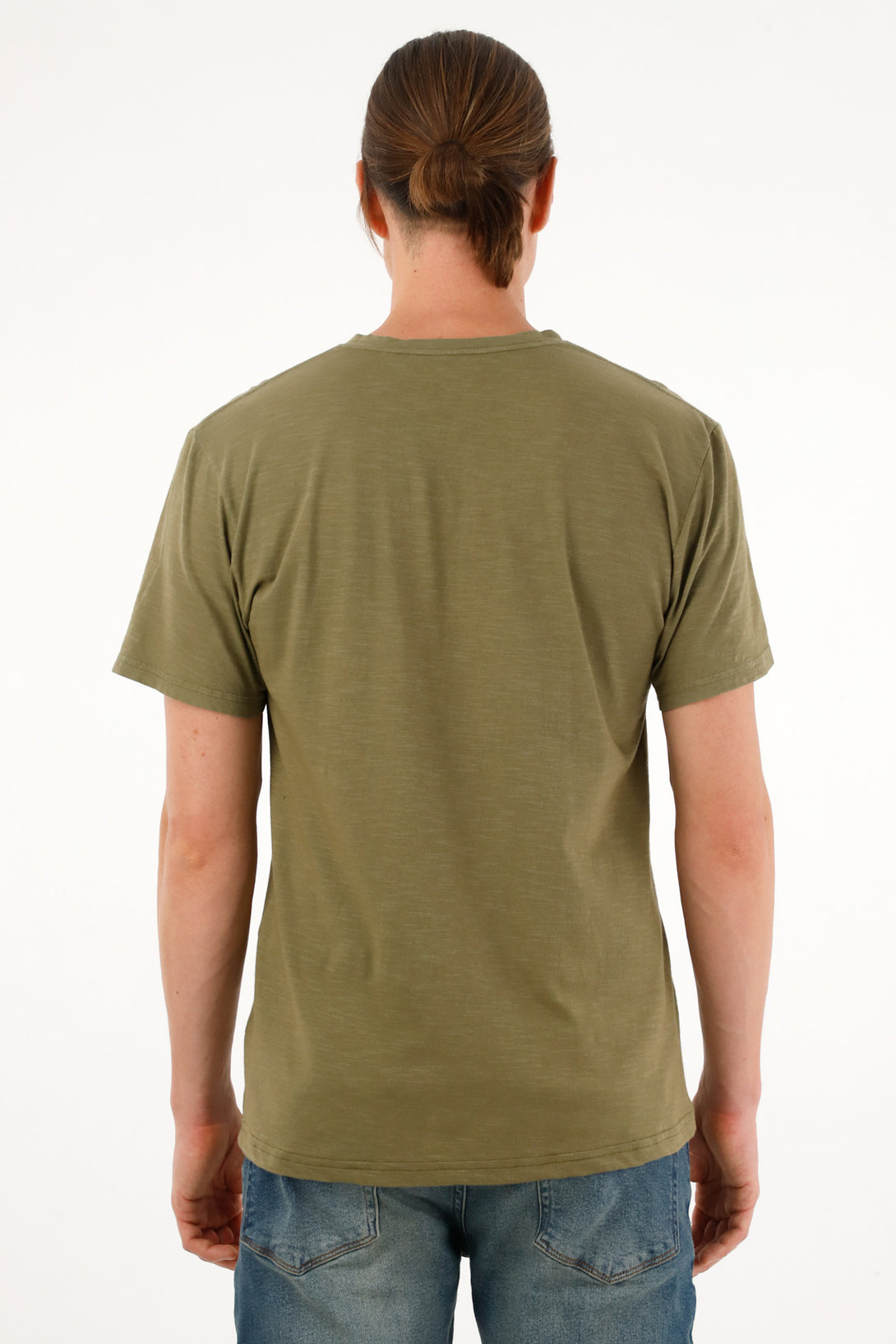 Camiseta verde con abertura en V para hombre