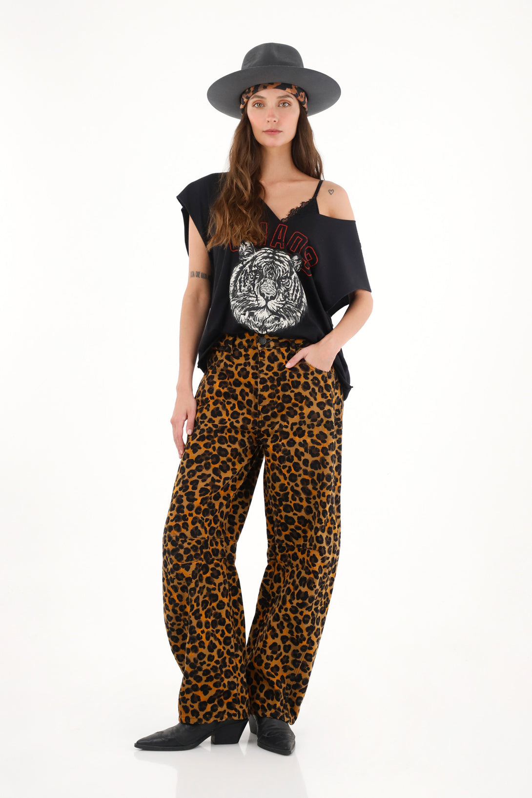 Camiseta negra oversize con estampado para mujer