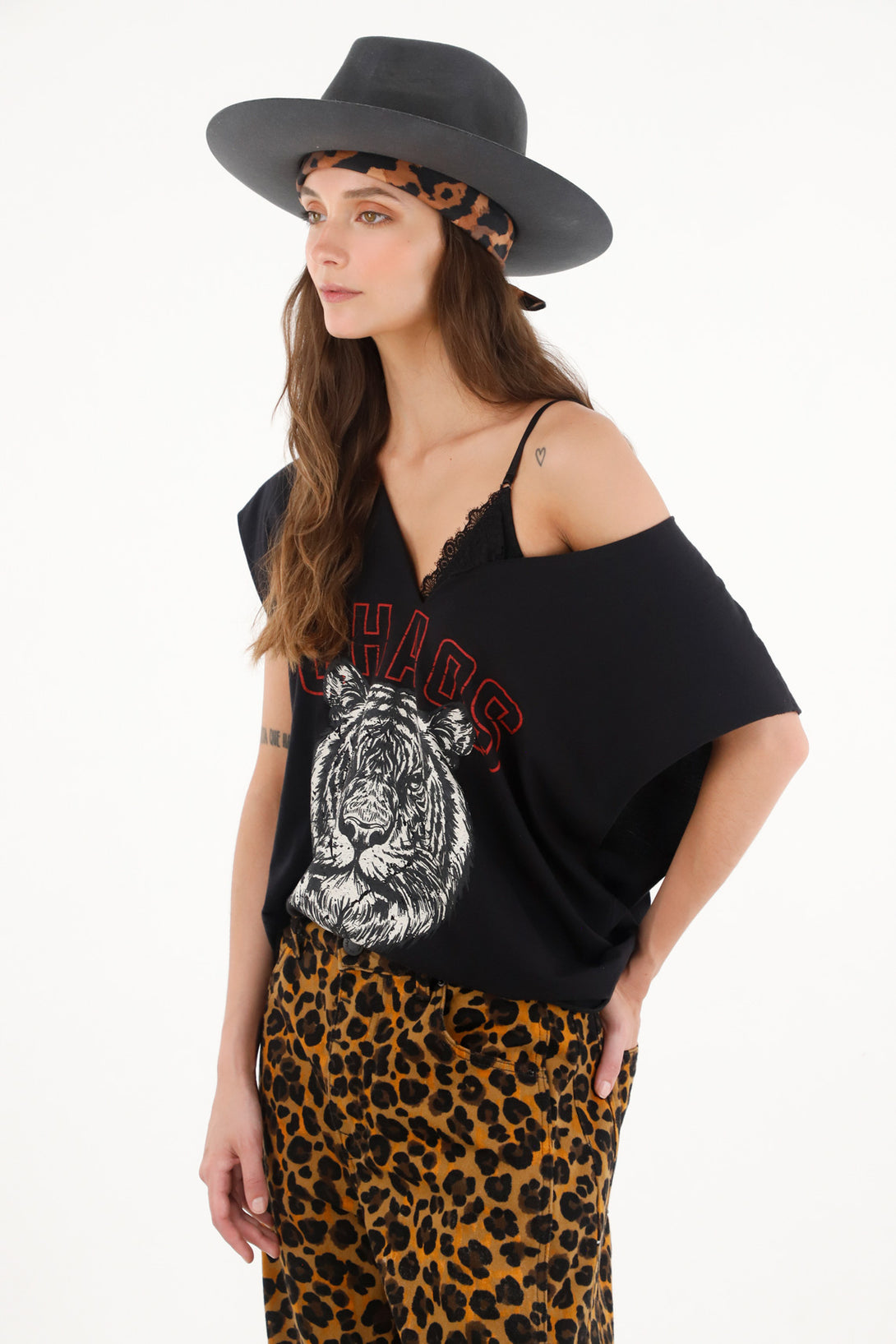 Camiseta negra oversize con estampado para mujer